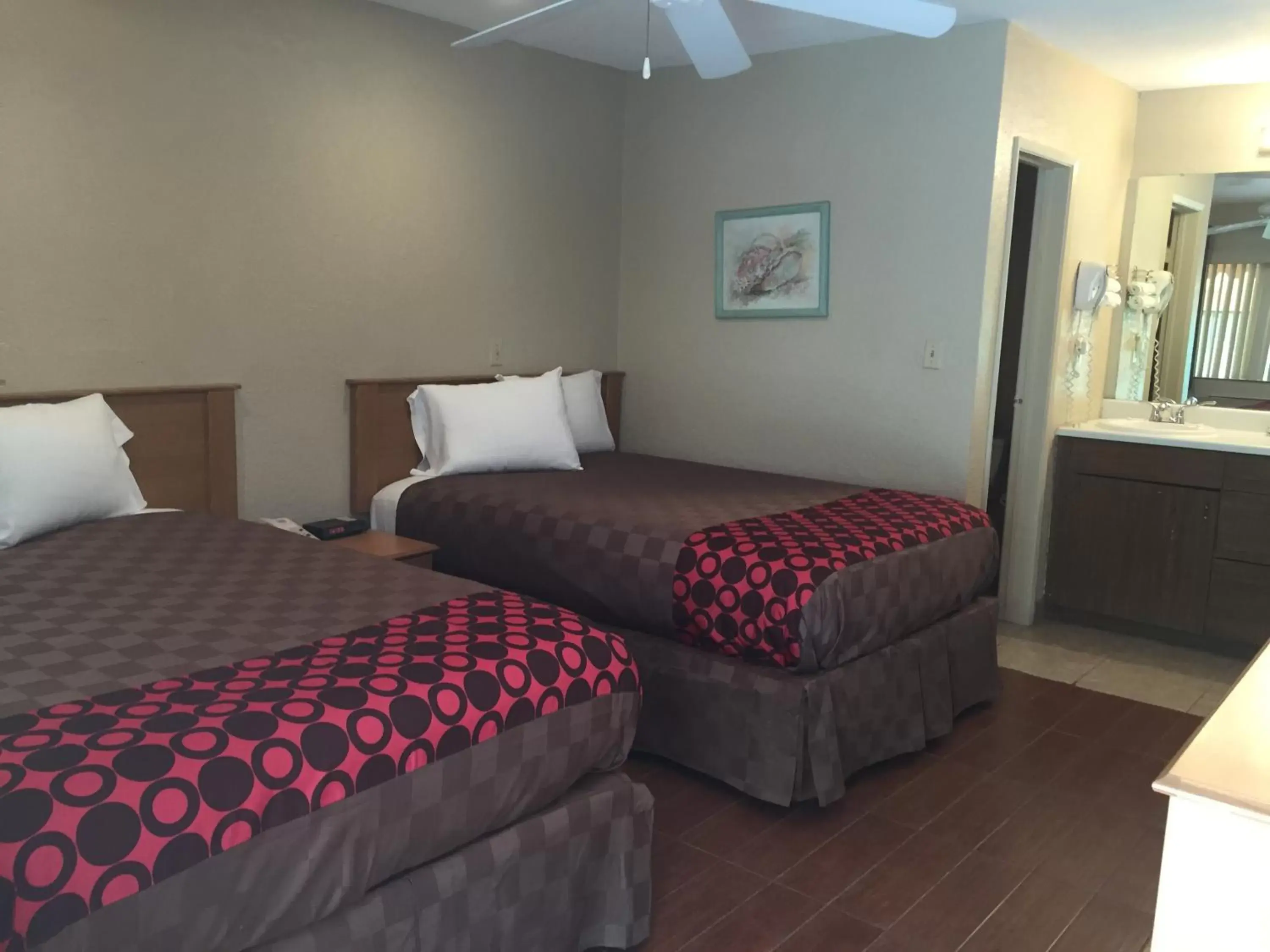 Photo of the whole room, Bed in Townhouse Inn and Suites