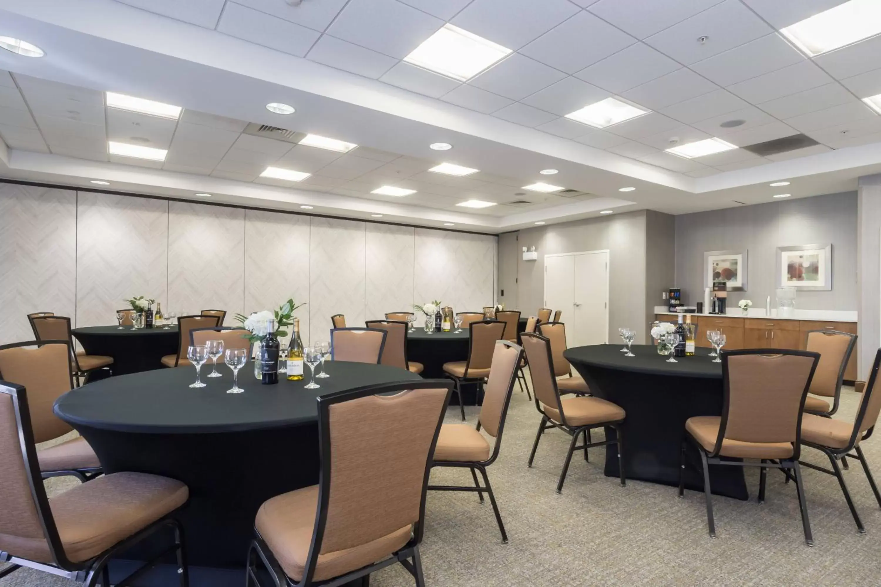 Meeting/conference room, Restaurant/Places to Eat in SpringHill Suites by Marriott Charlotte Ballantyne