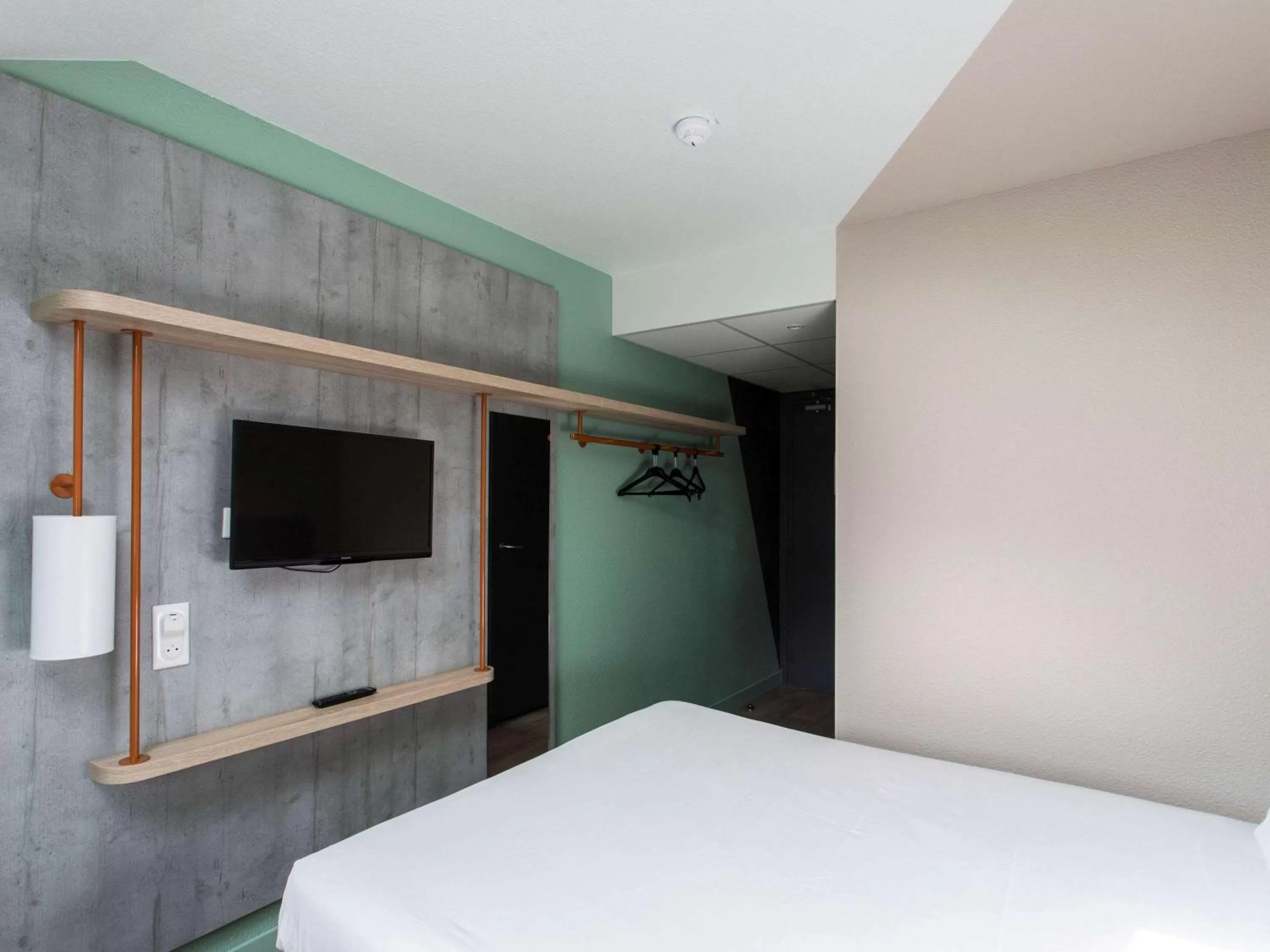 TV and multimedia, Bed in ibis budget Senlis