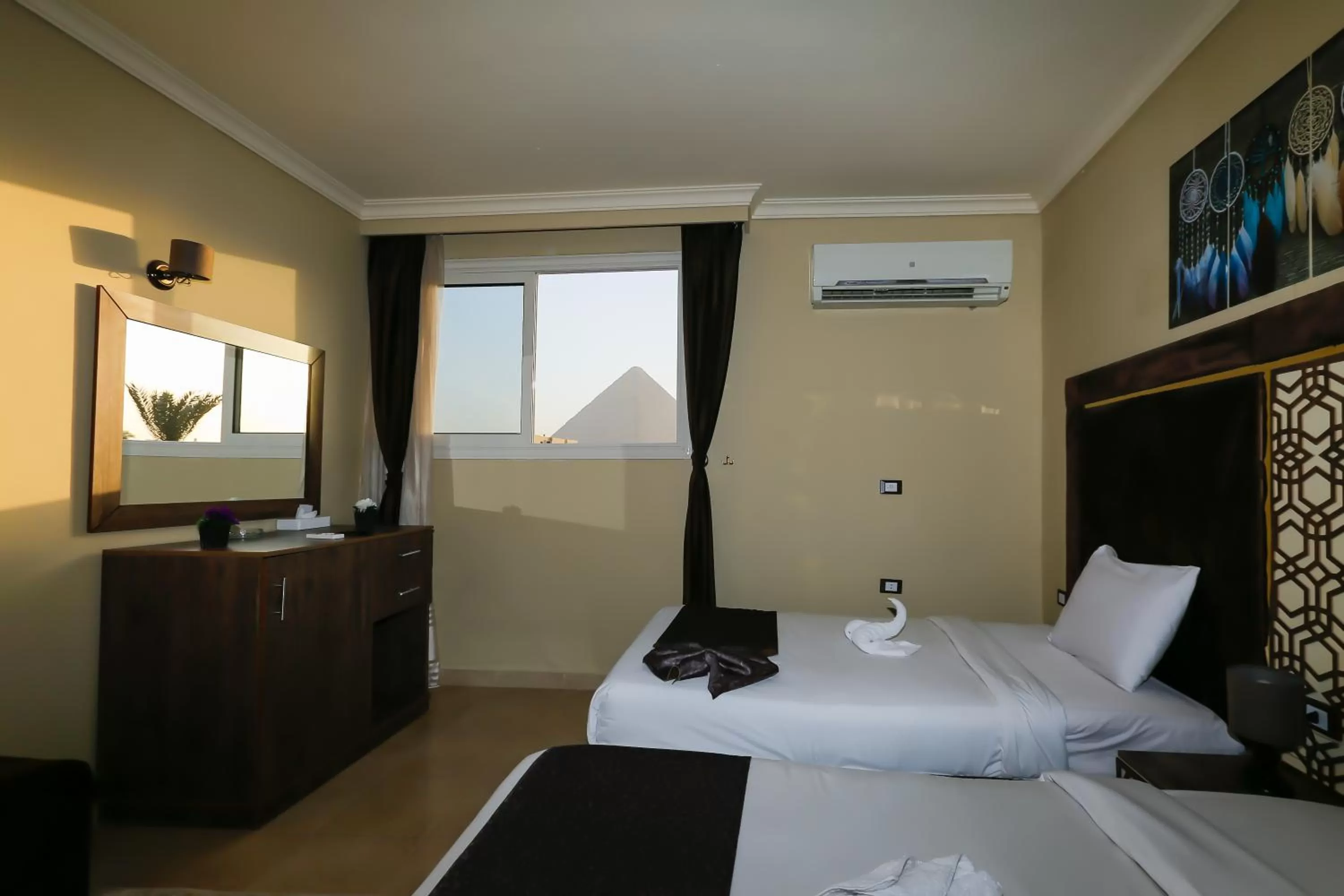 Bedroom, Bed in King Cheops Inn - Pyramid View