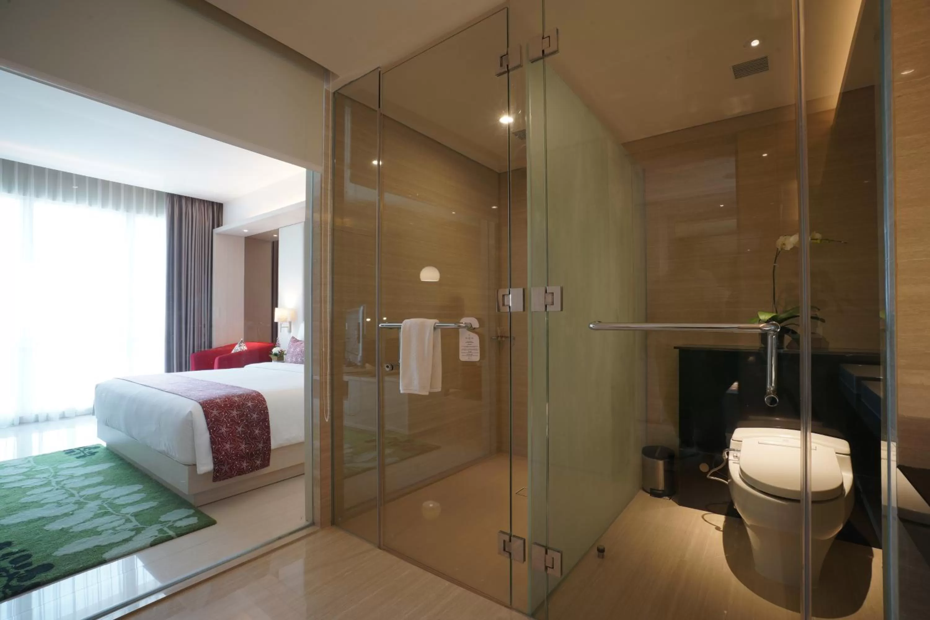 Bathroom, Bed in The Margo Hotel