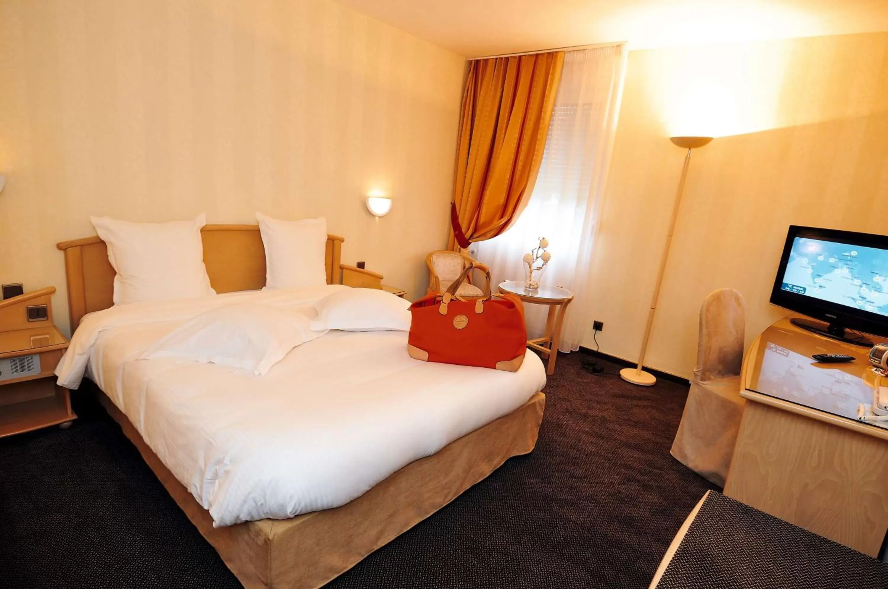 Photo of the whole room, Bed in Best Western Plus La Fayette Hotel et SPA