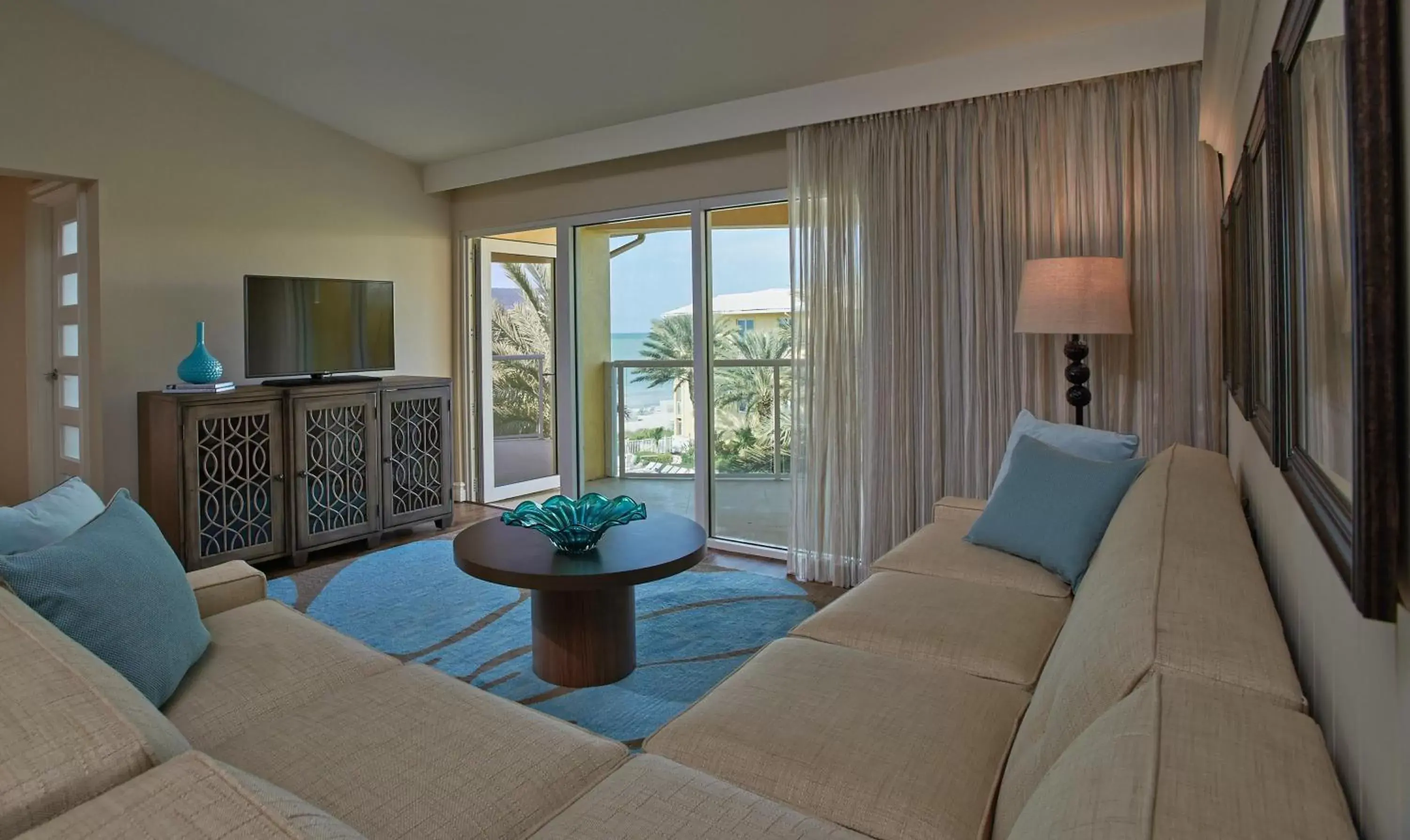 Living room in Edgewater Beach Hotel Living room in Edgewater Beach Hotel