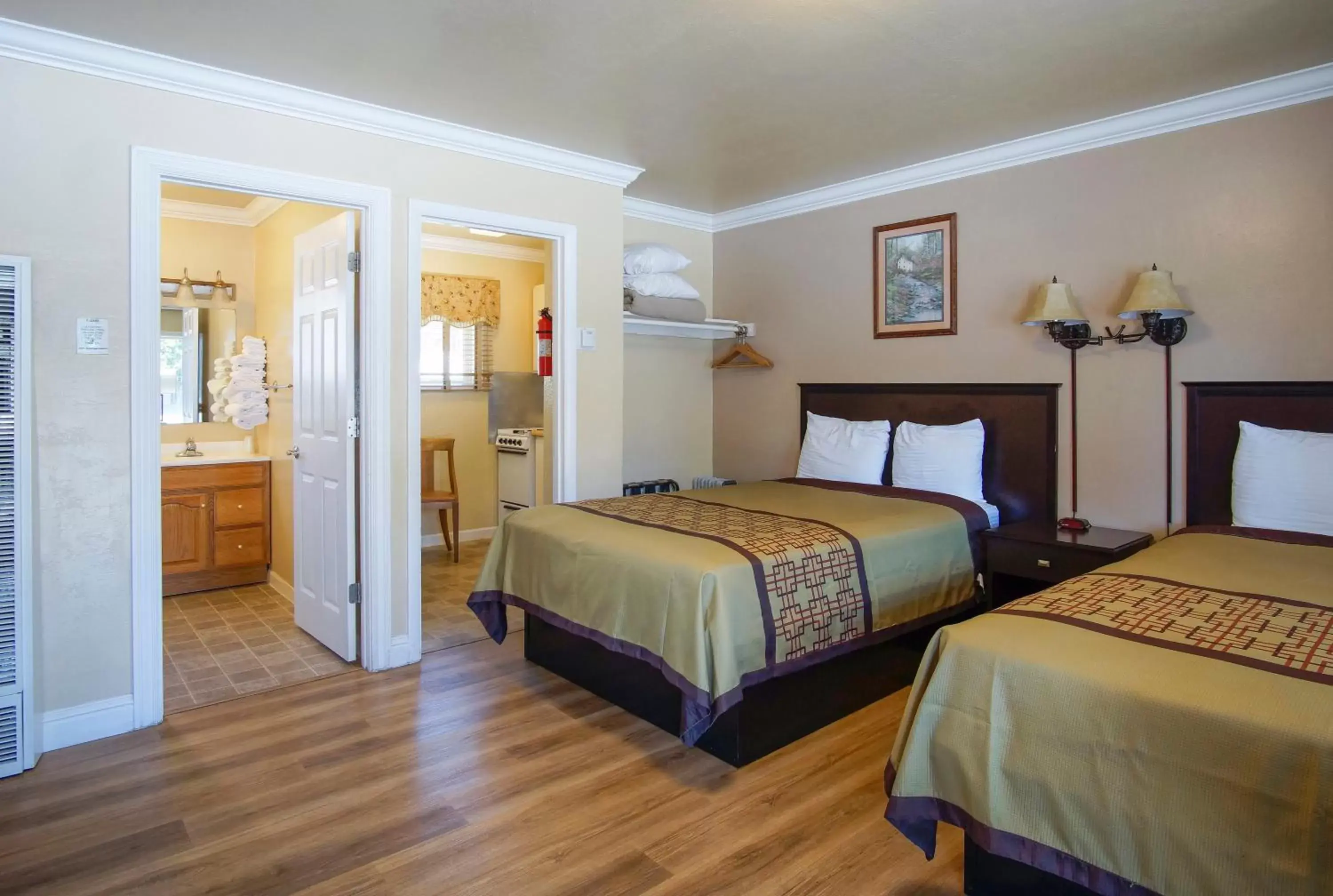 Bedroom, Bed in Charm Motel & Suites