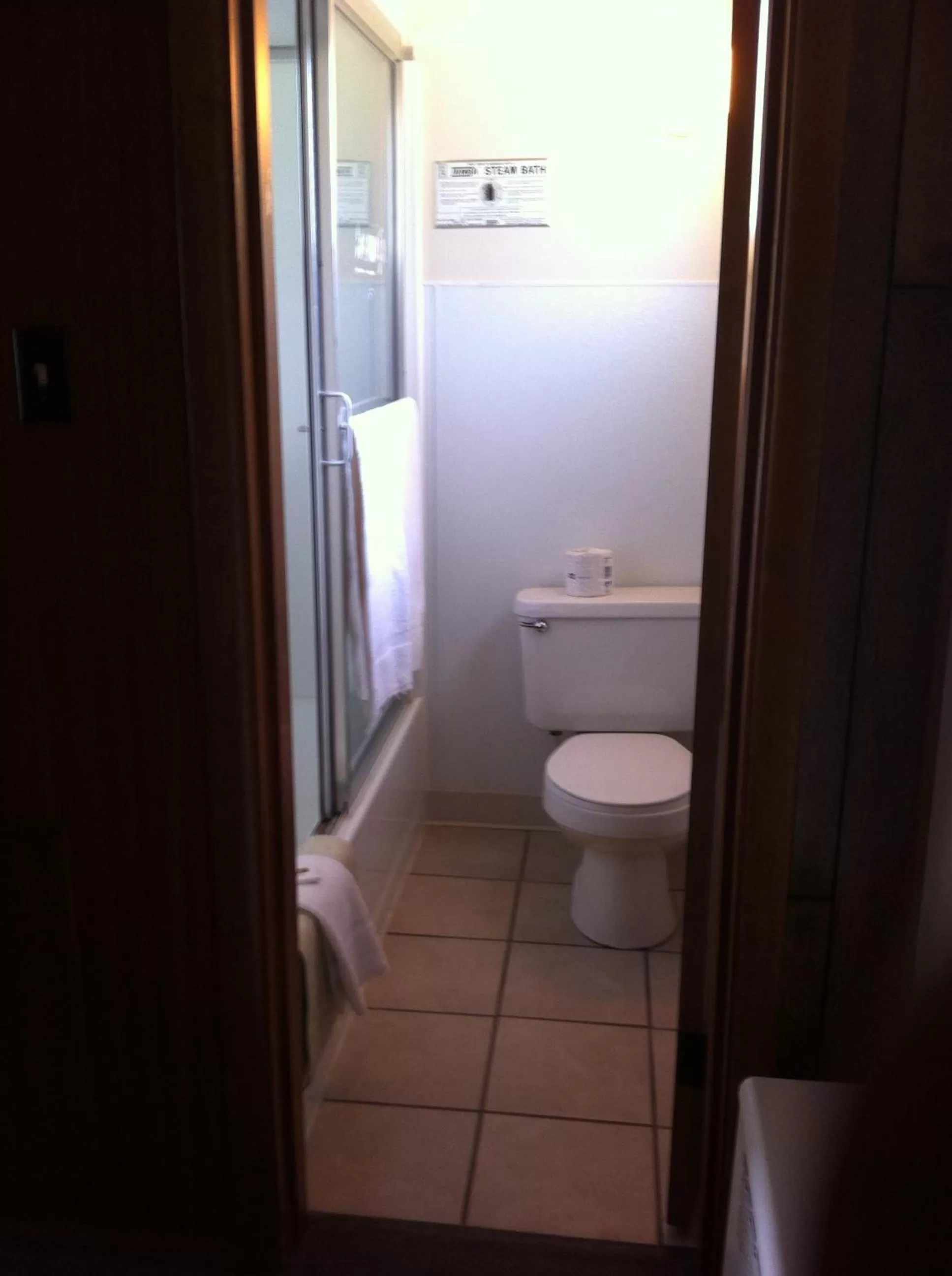 Shower in Budget Host Melody Lane