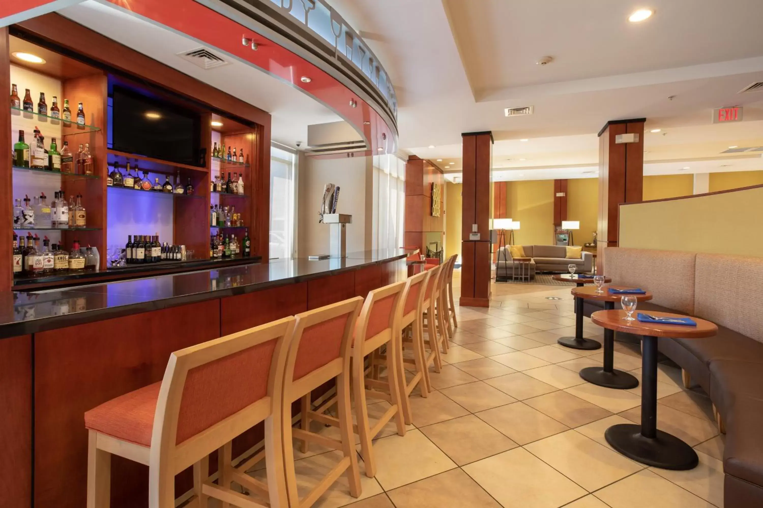 Lounge or bar, Lounge/Bar in Holiday Inn Winchester Southeast-Historic Gateway, an IHG Hotel