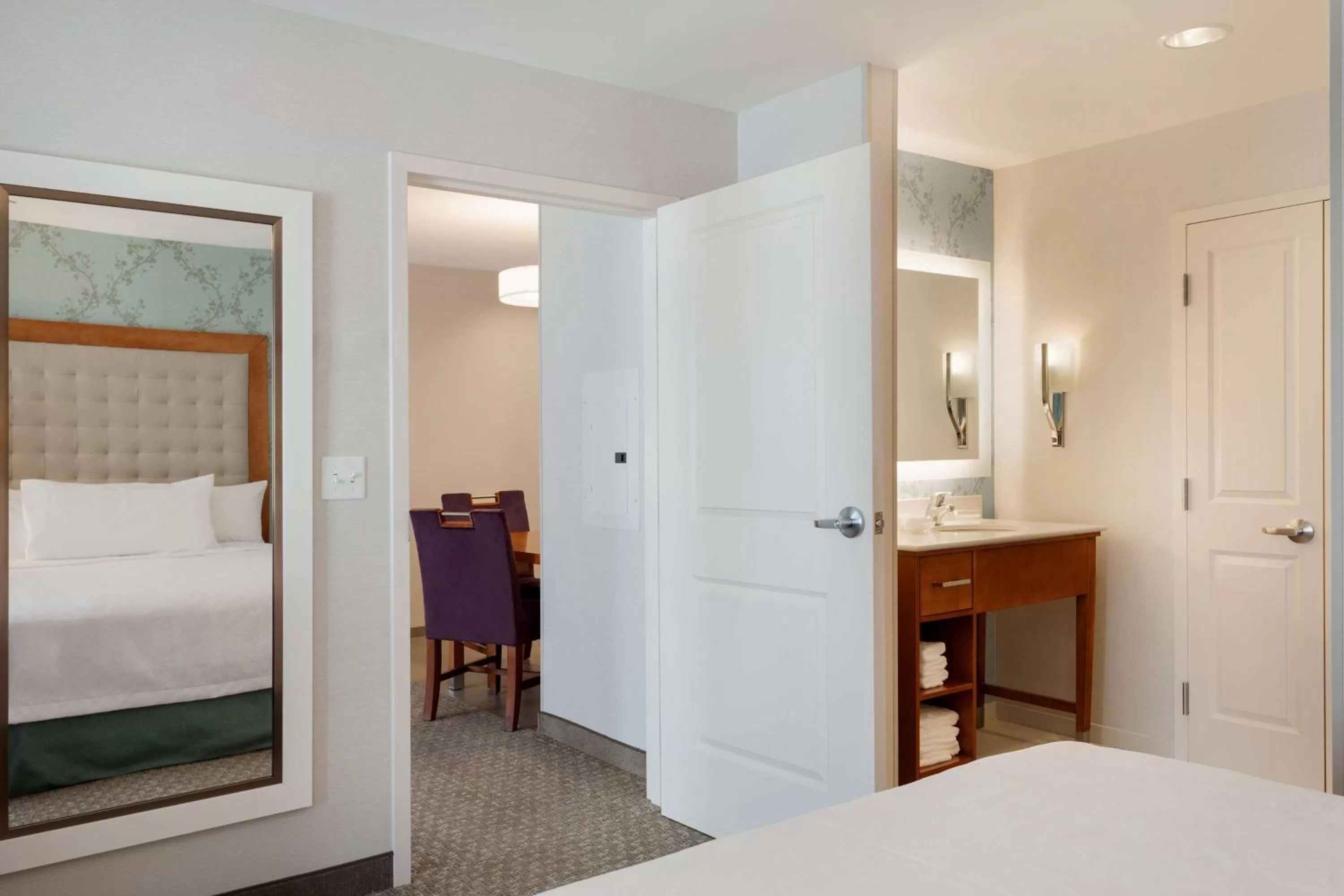 Queen Suite - Hearing Accessible in Homewood Suites by Hilton Gateway Hills Nashua