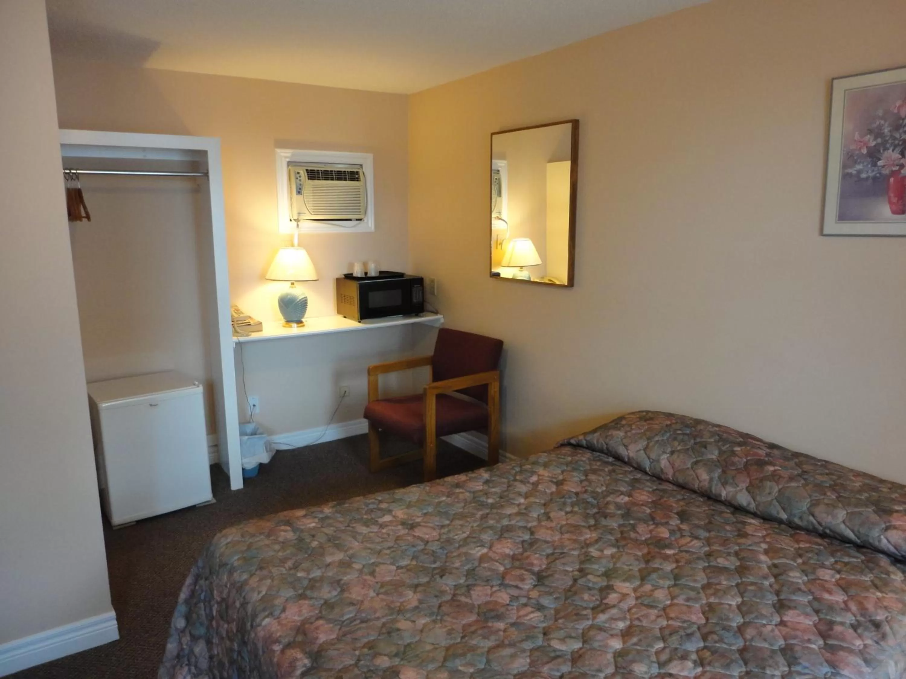 Photo of the whole room, Bed in Hipwell's Motel