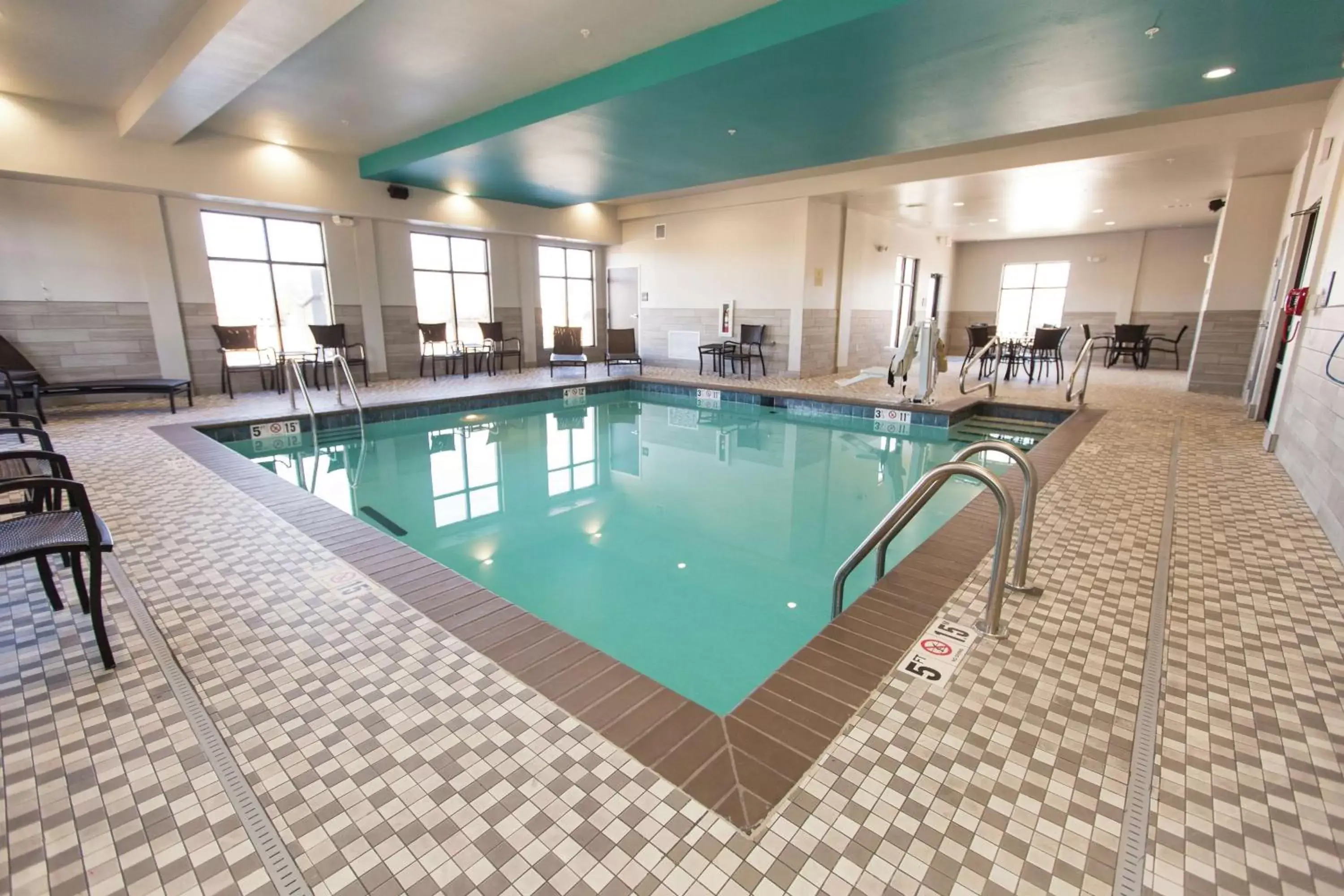 Pool view, Swimming Pool in Hampton Inn Mustang