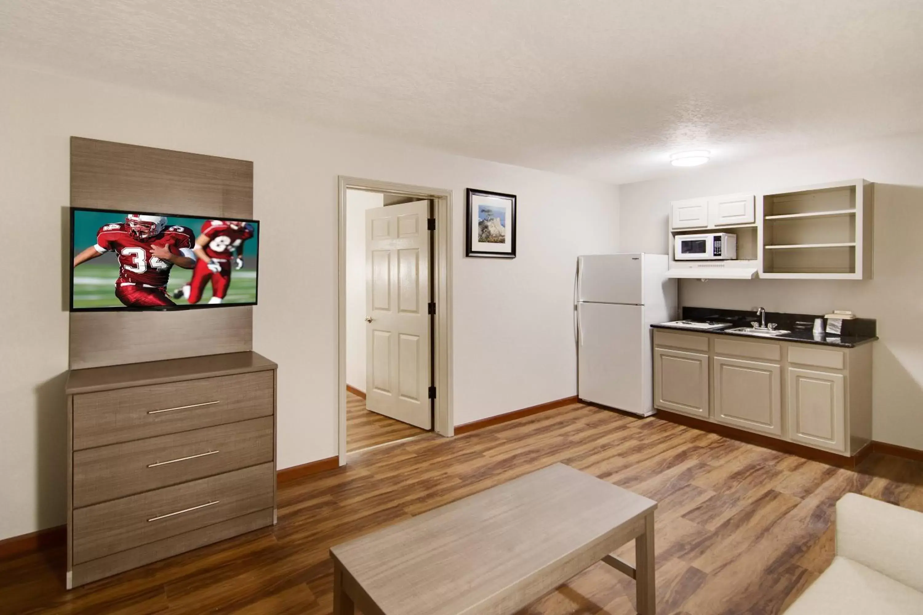 Photo of the whole room, Kitchen/Kitchenette in Red Roof Inn & Suites Pensacola-NAS Corry