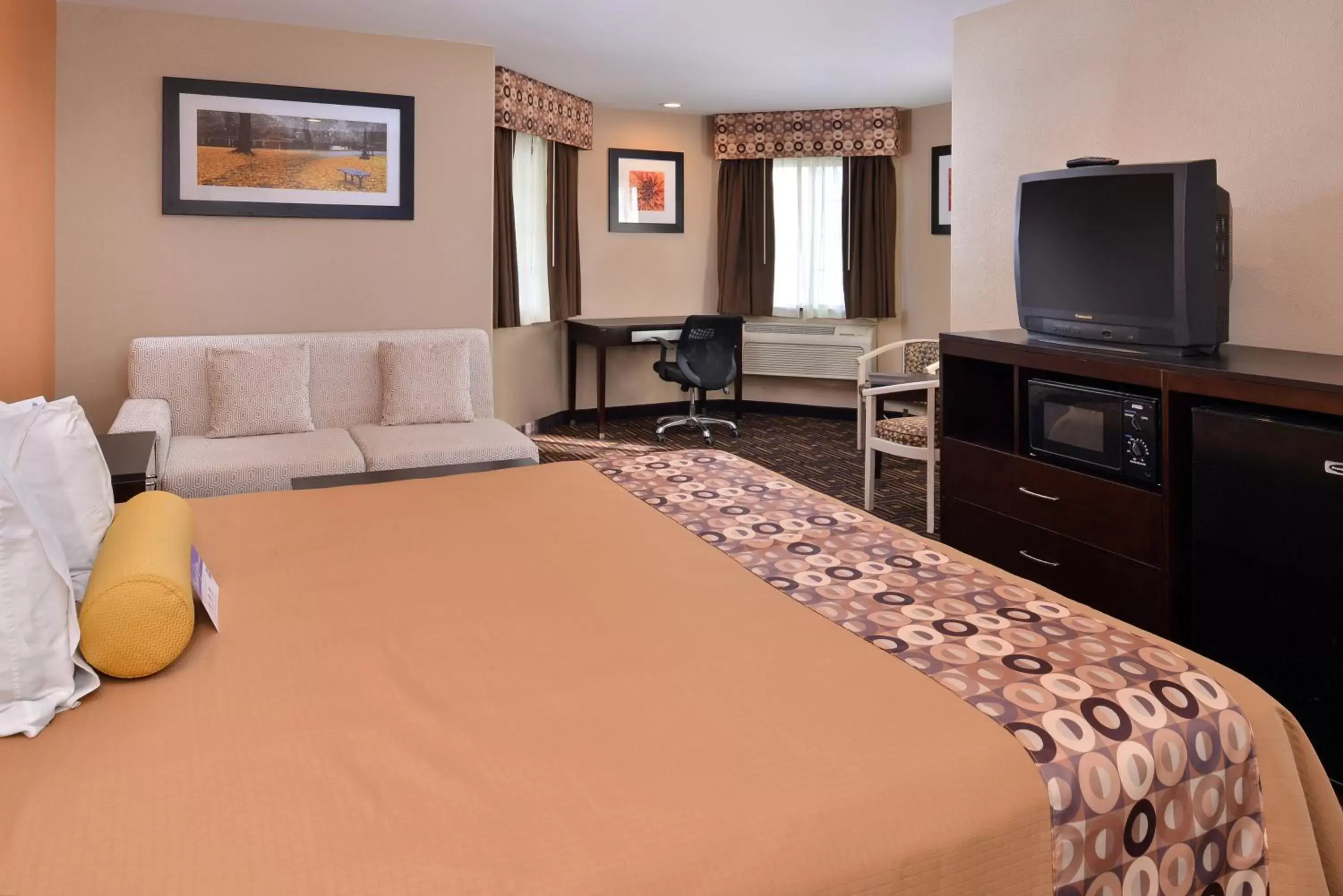 Shower, TV/Entertainment Center in Americas Best Value Inn & Suites Madera