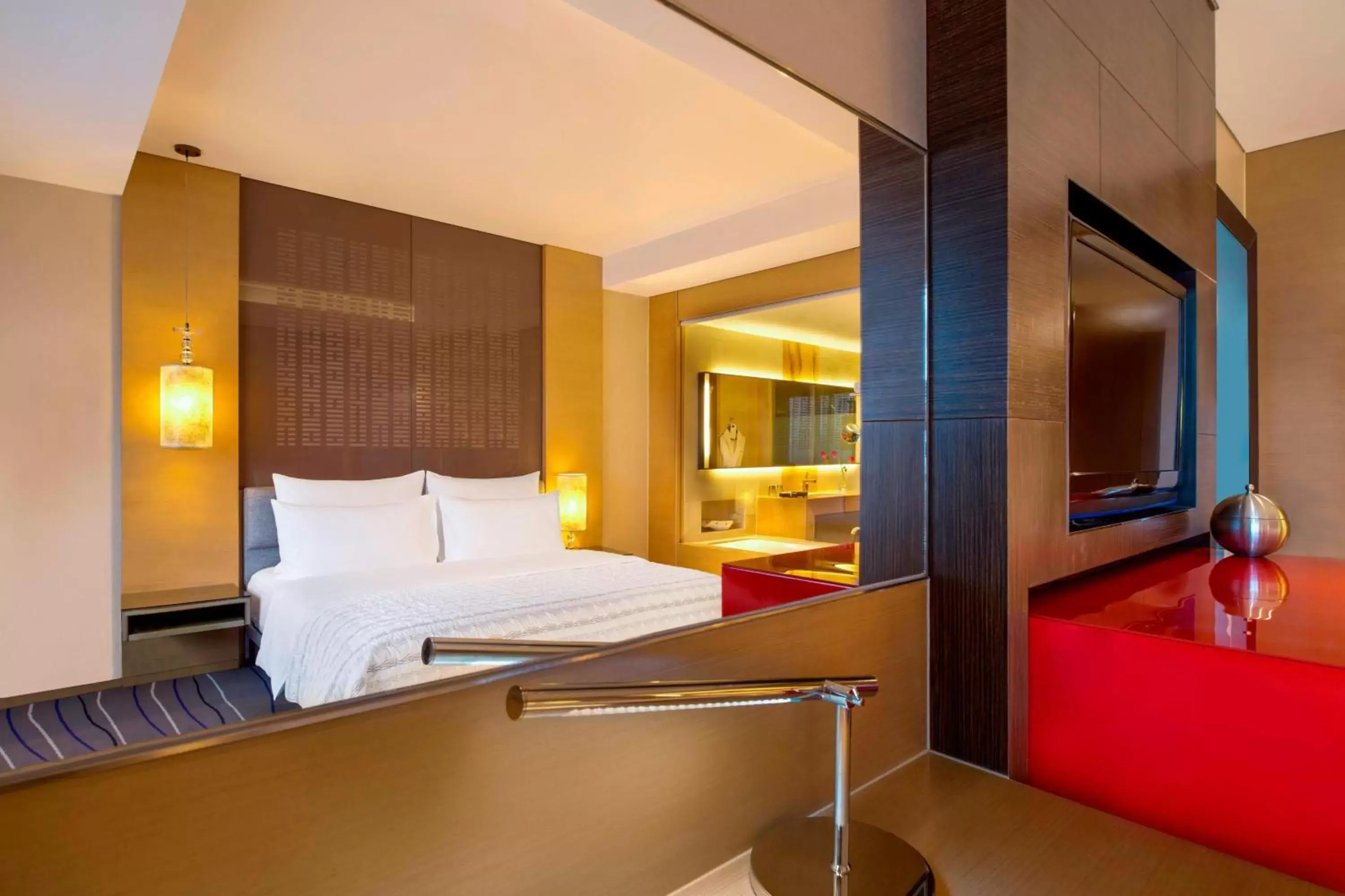 Photo of the whole room, Bed in Le Meridien Qingdao