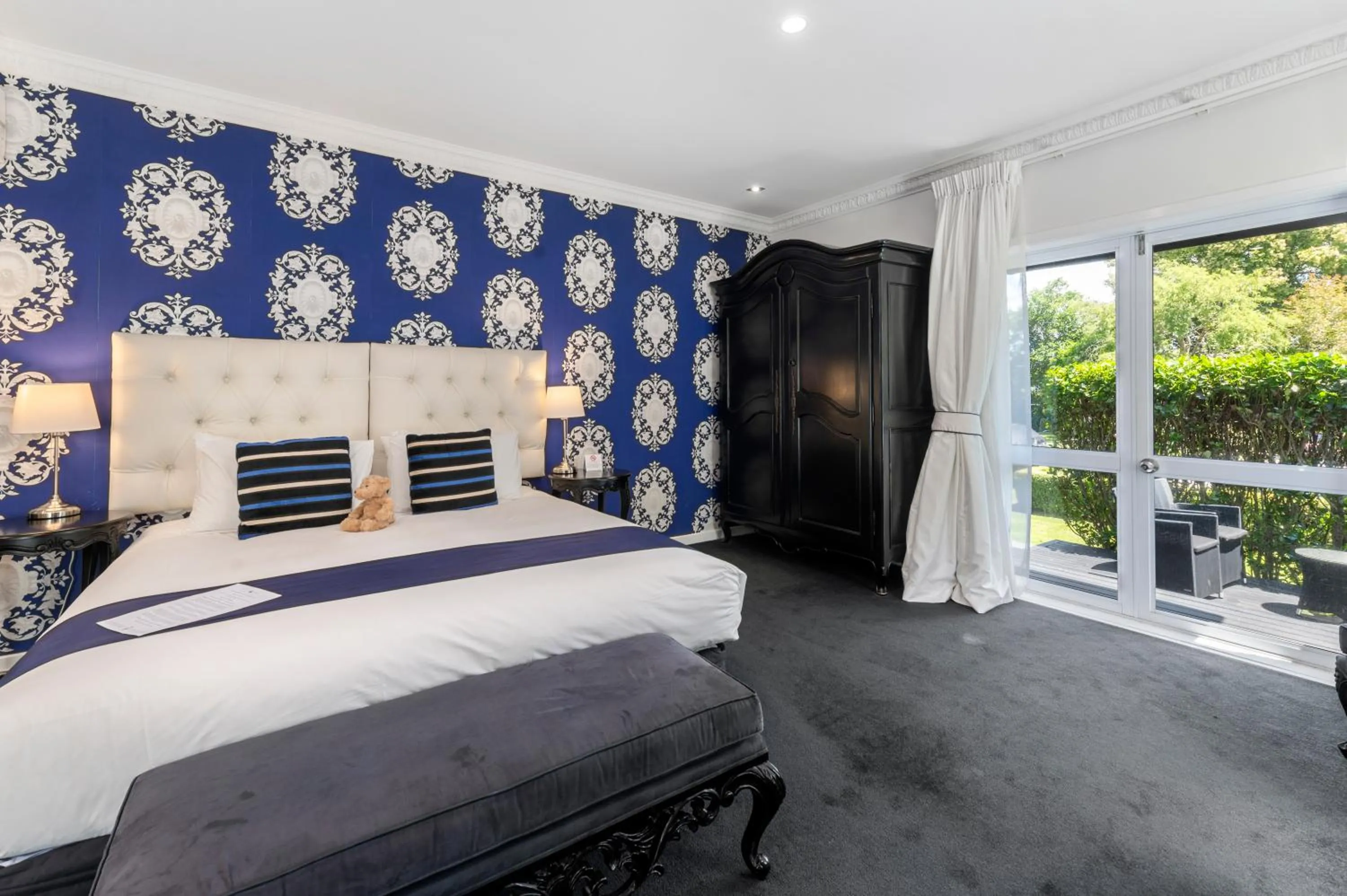 Photo of the whole room, Bed in Black Swan Lakeside Boutique Hotel