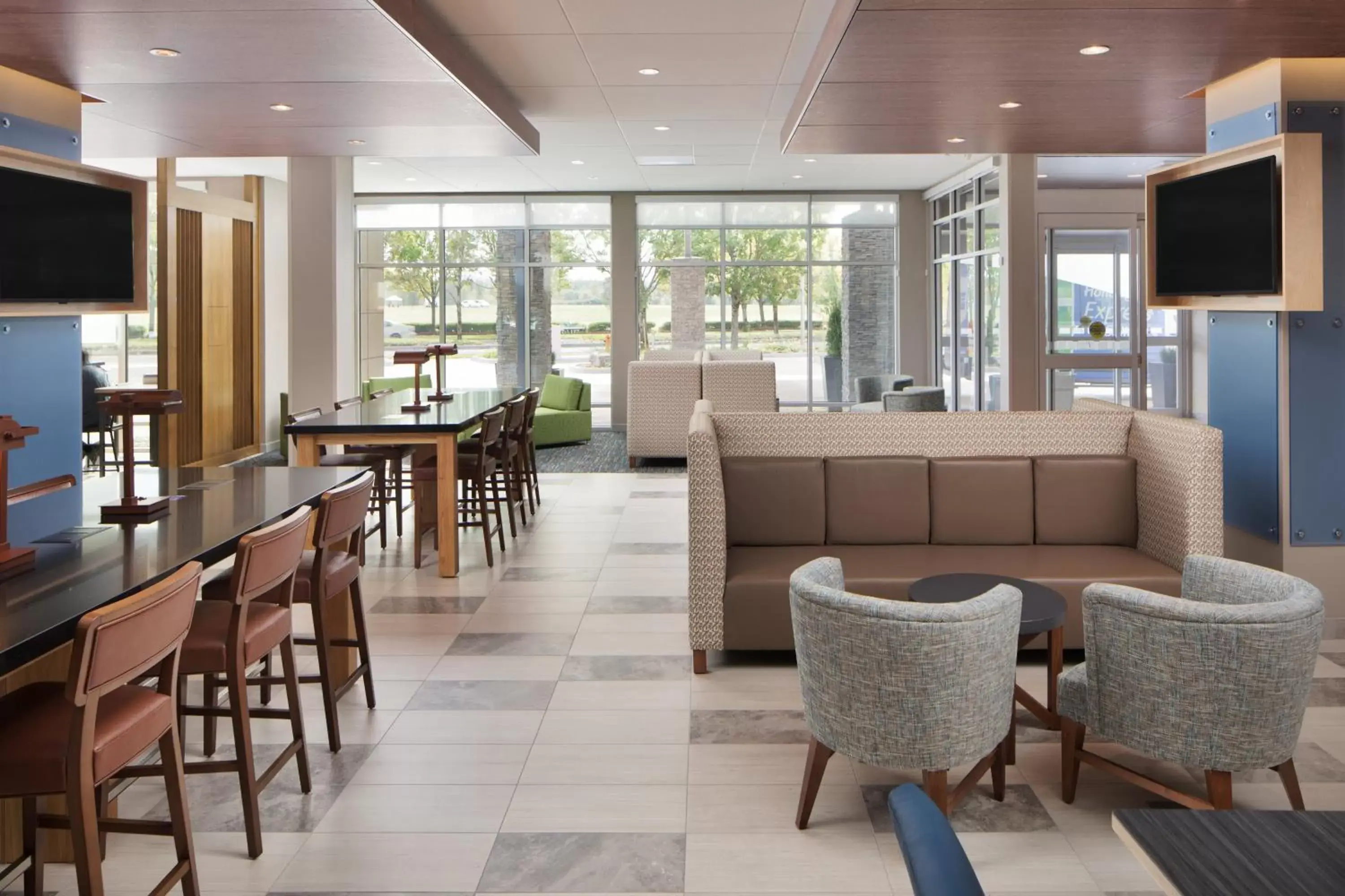 Breakfast, Lounge/Bar in Holiday Inn Express & Suites - Portland Airport - Cascade Stn, an IHG Hotel