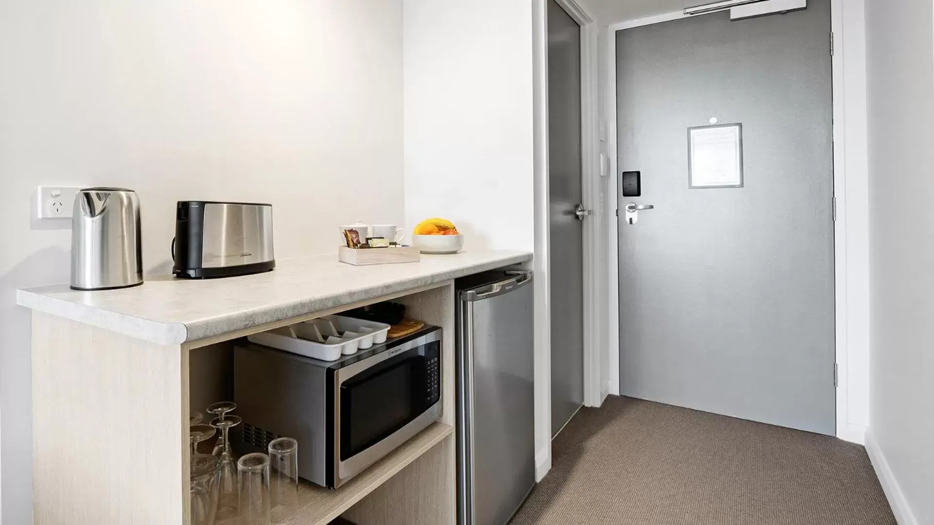 Coffee/tea facilities, Kitchen/Kitchenette in Oaks Toowoomba Hotel