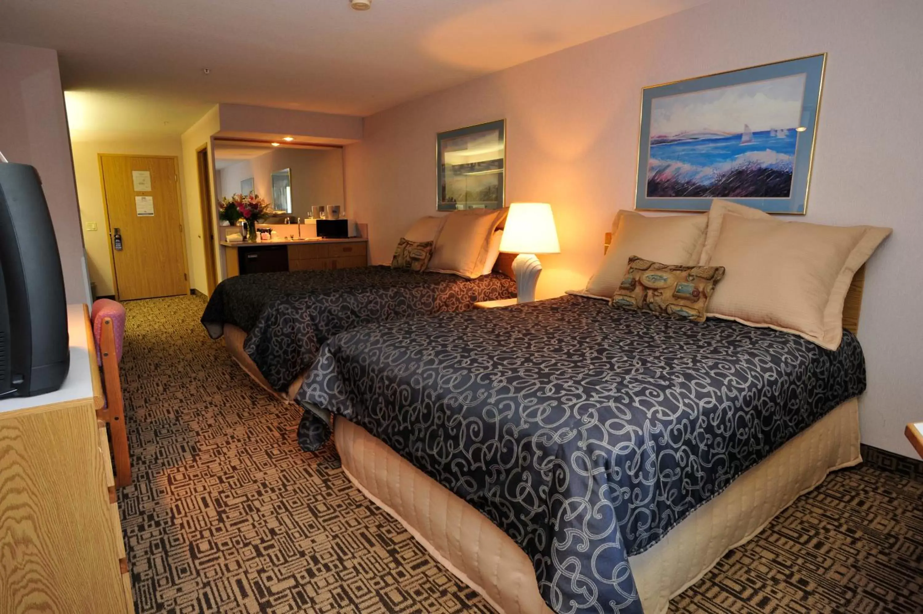 Photo of the whole room, Bed in Shilo Inn Suites Tillamook