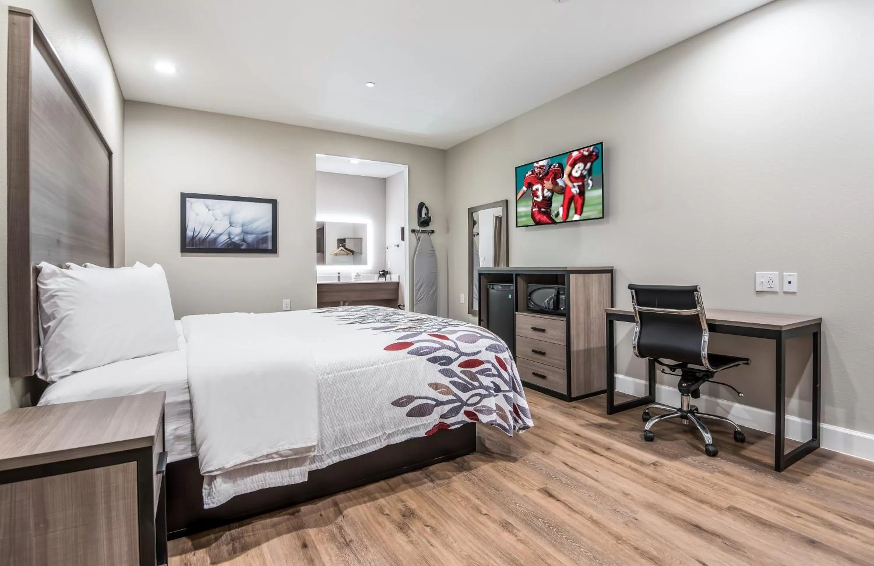 Photo of the whole room, Bed in Red Roof Inn Baytown