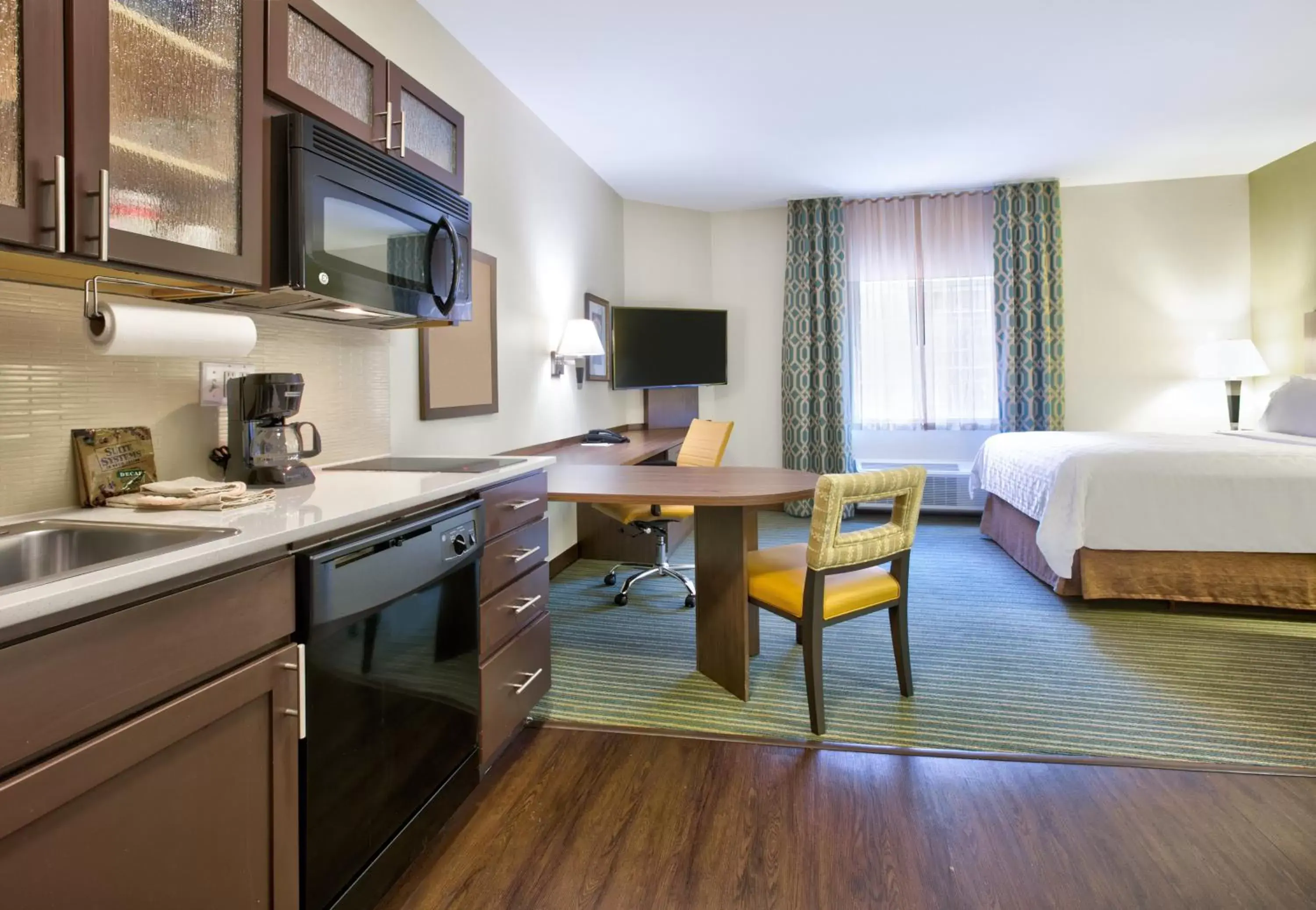 Photo of the whole room, Kitchen/Kitchenette in Candlewood Suites Dallas Fort Worth South, an IHG Hotel