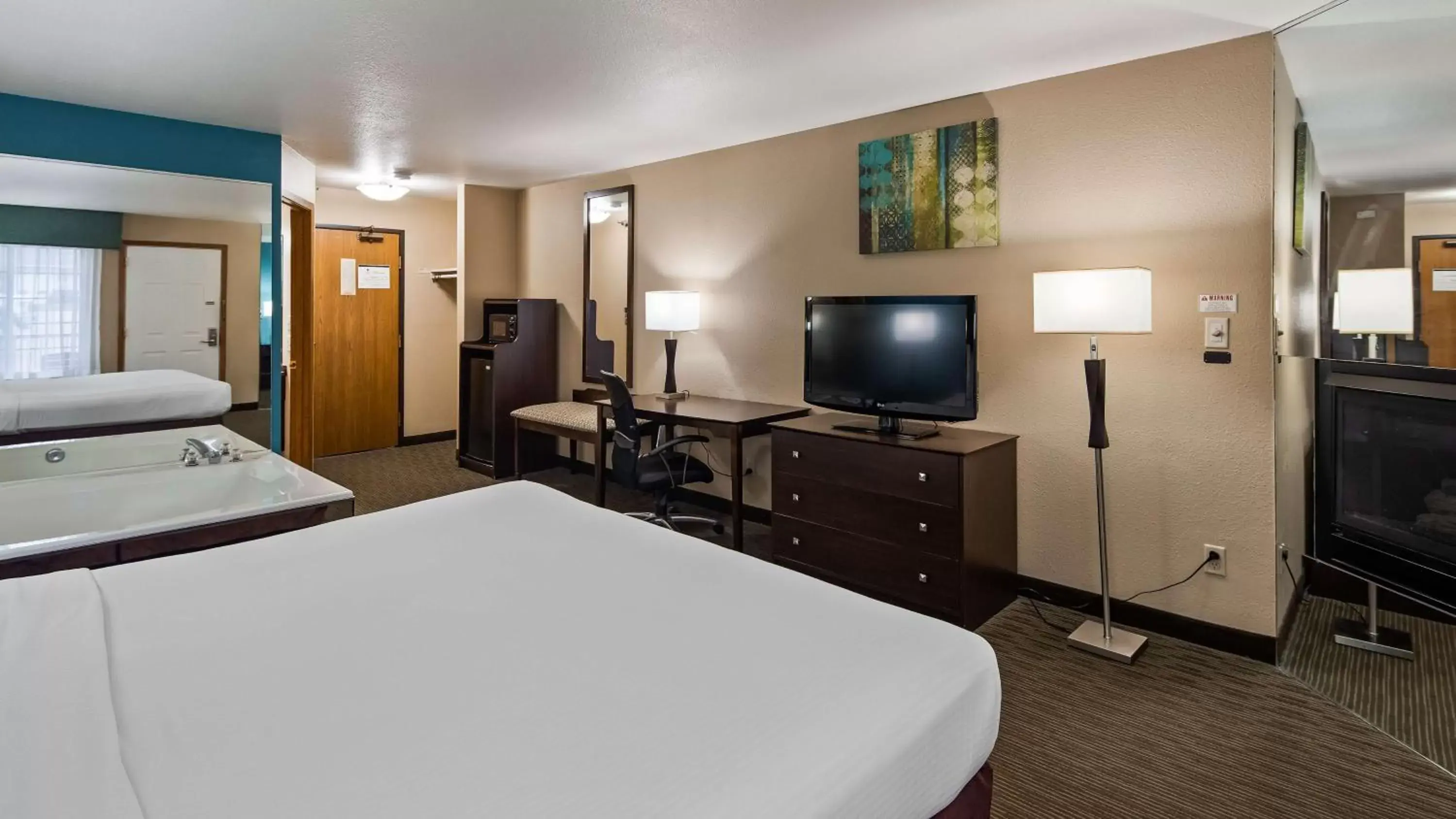 Bedroom, TV/Entertainment Center in Best Western Galena Inn & Suites