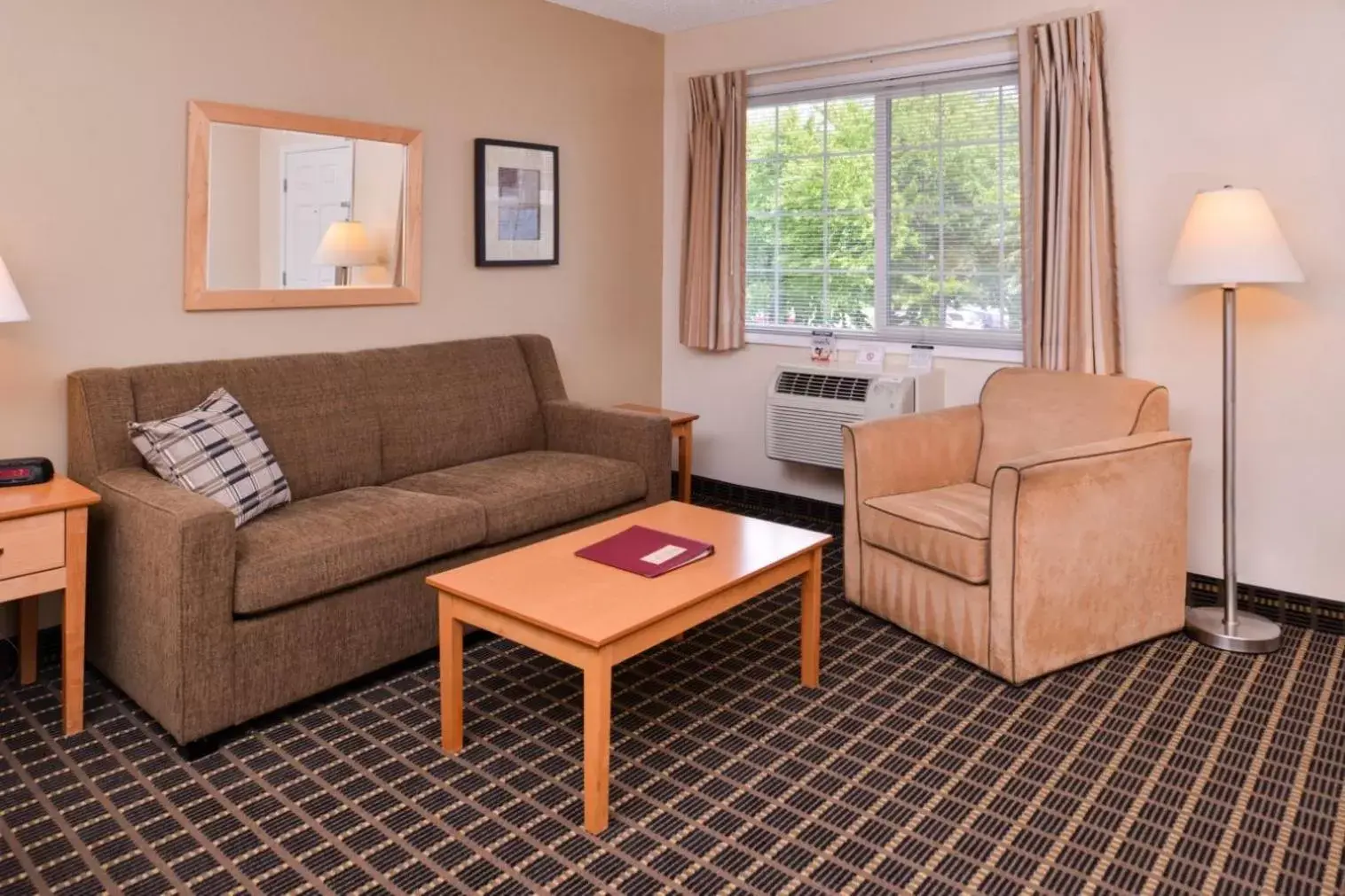 Seating Area in Campus Inn & Suites Eugene Downtown