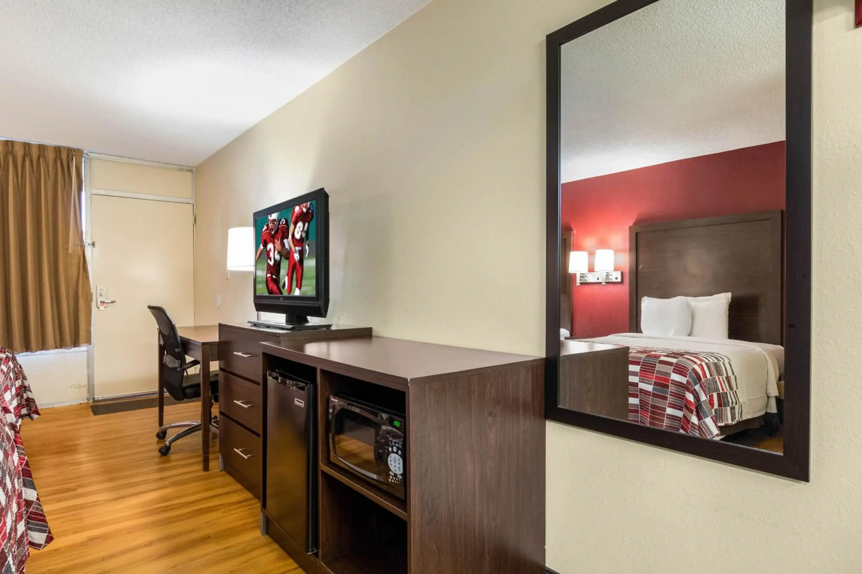 Photo of the whole room, TV/Entertainment Center in Red Roof Inn Cincinnati Airport–Florence/ Erlanger