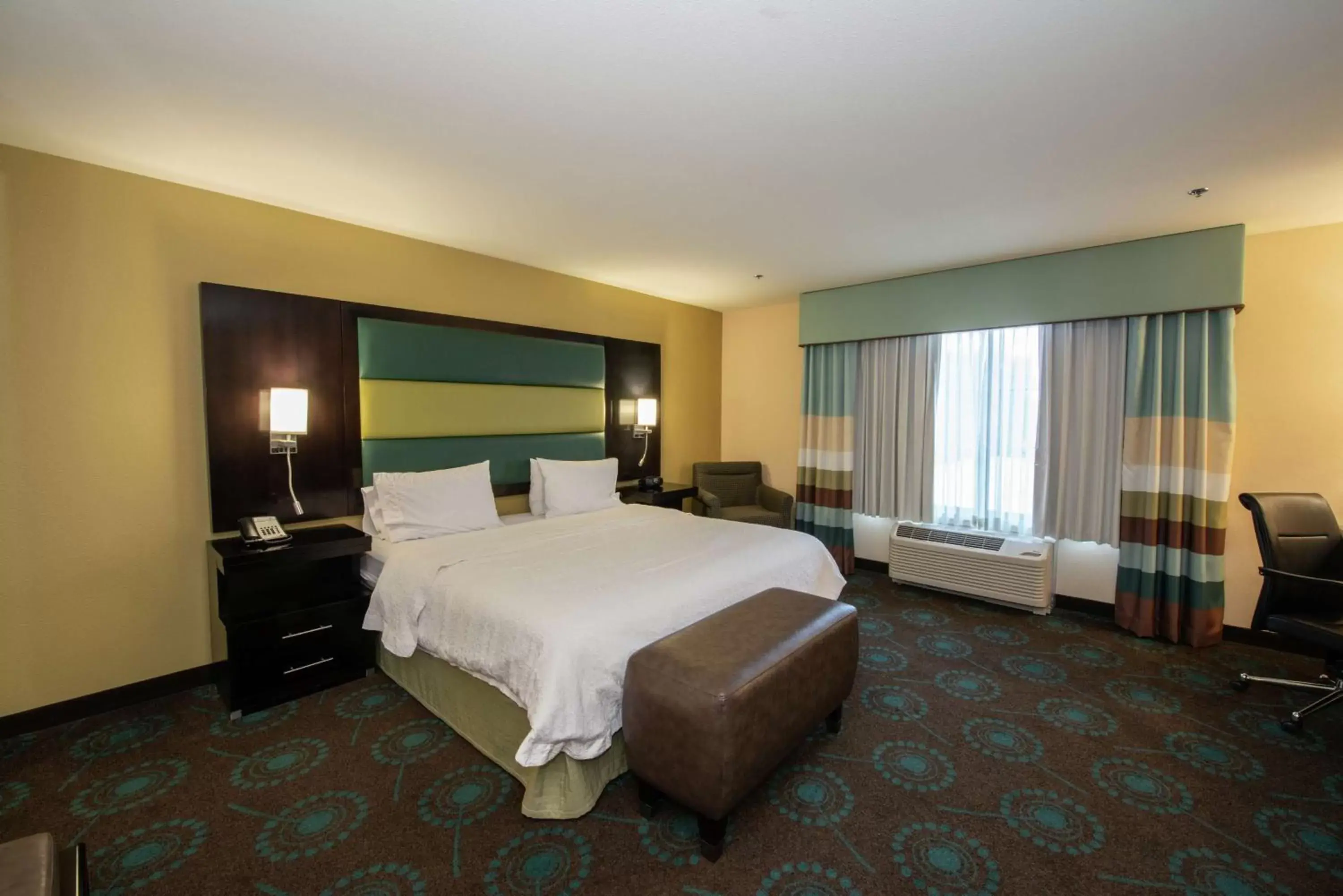 Photo of the whole room, Bed in Hampton Inn & Suites Salt Lake City/Farmington