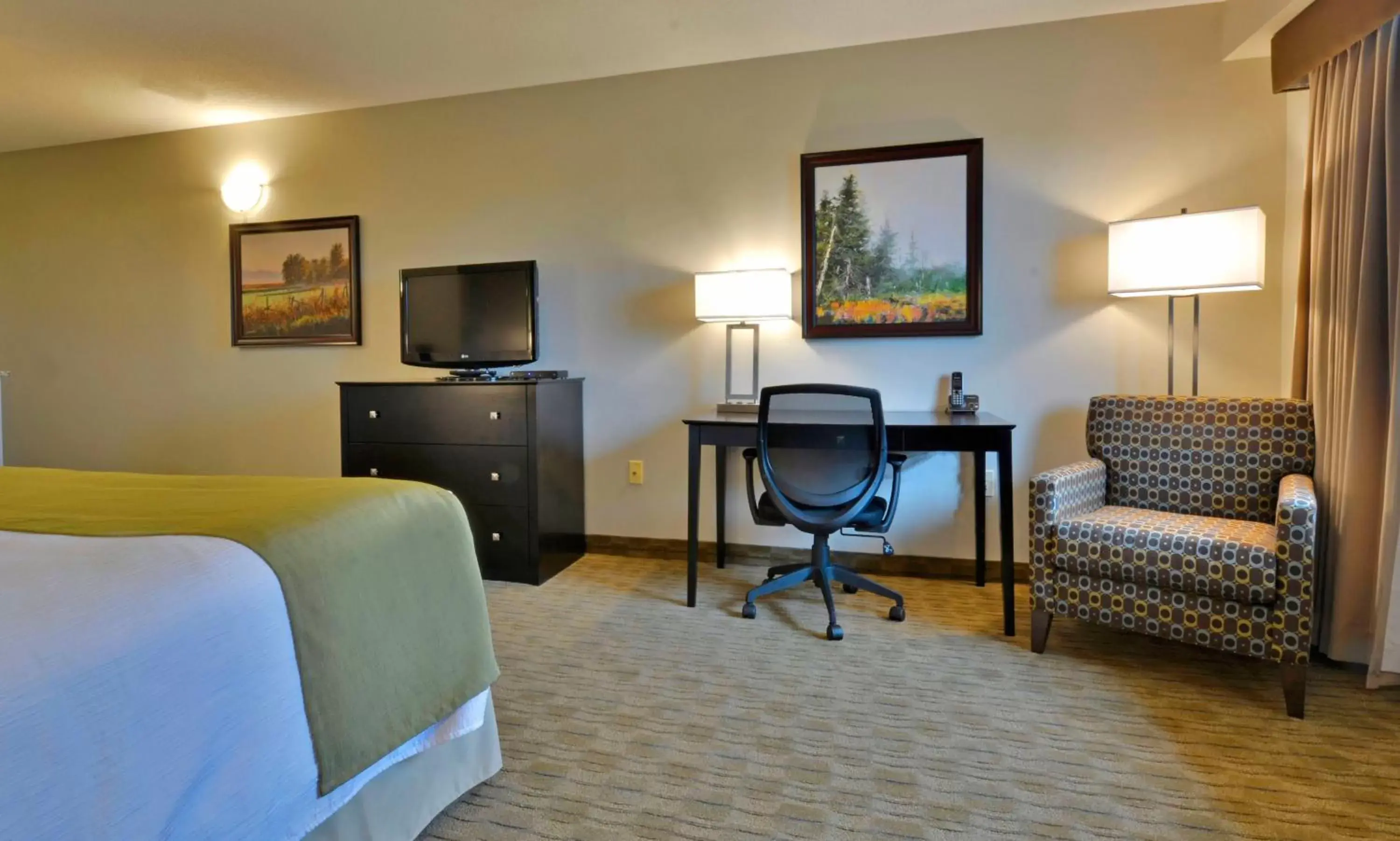 TV and multimedia, TV/Entertainment Center in Best Western Pembroke Inn & Conference Centre