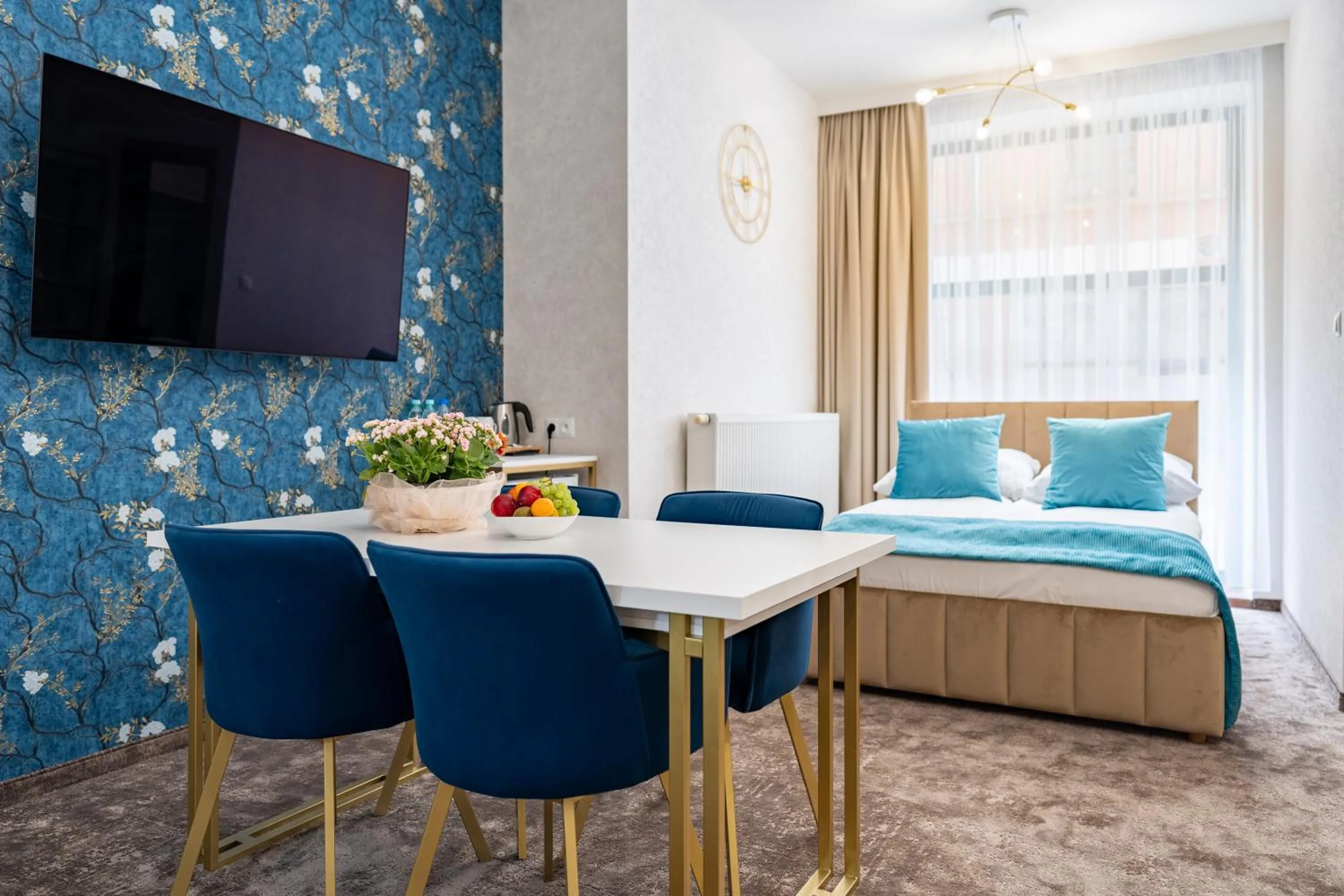 Photo of the whole room, Bed in Gotyk