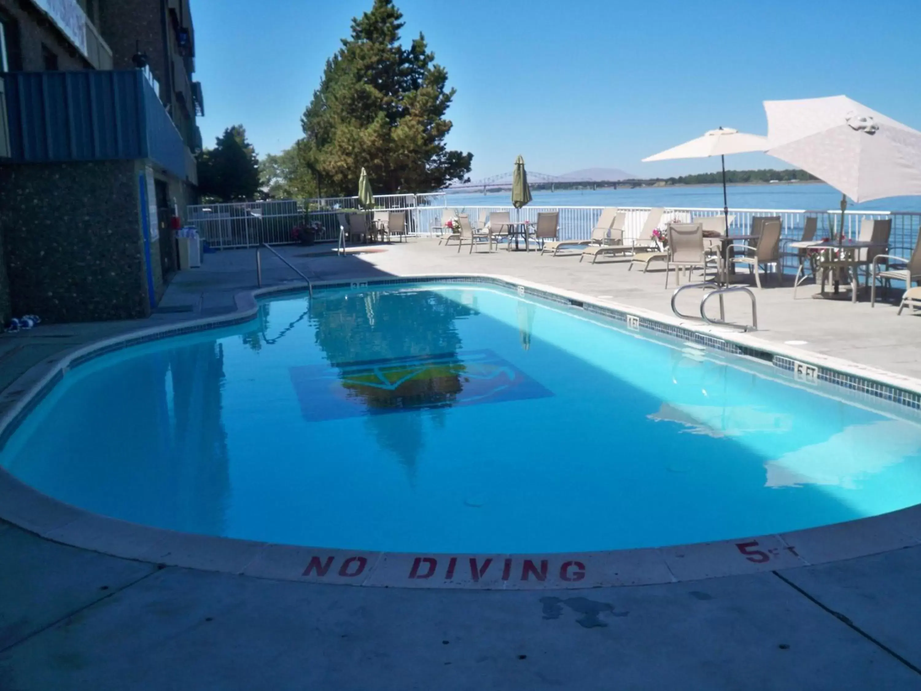 Swimming Pool in Clover Island Inn