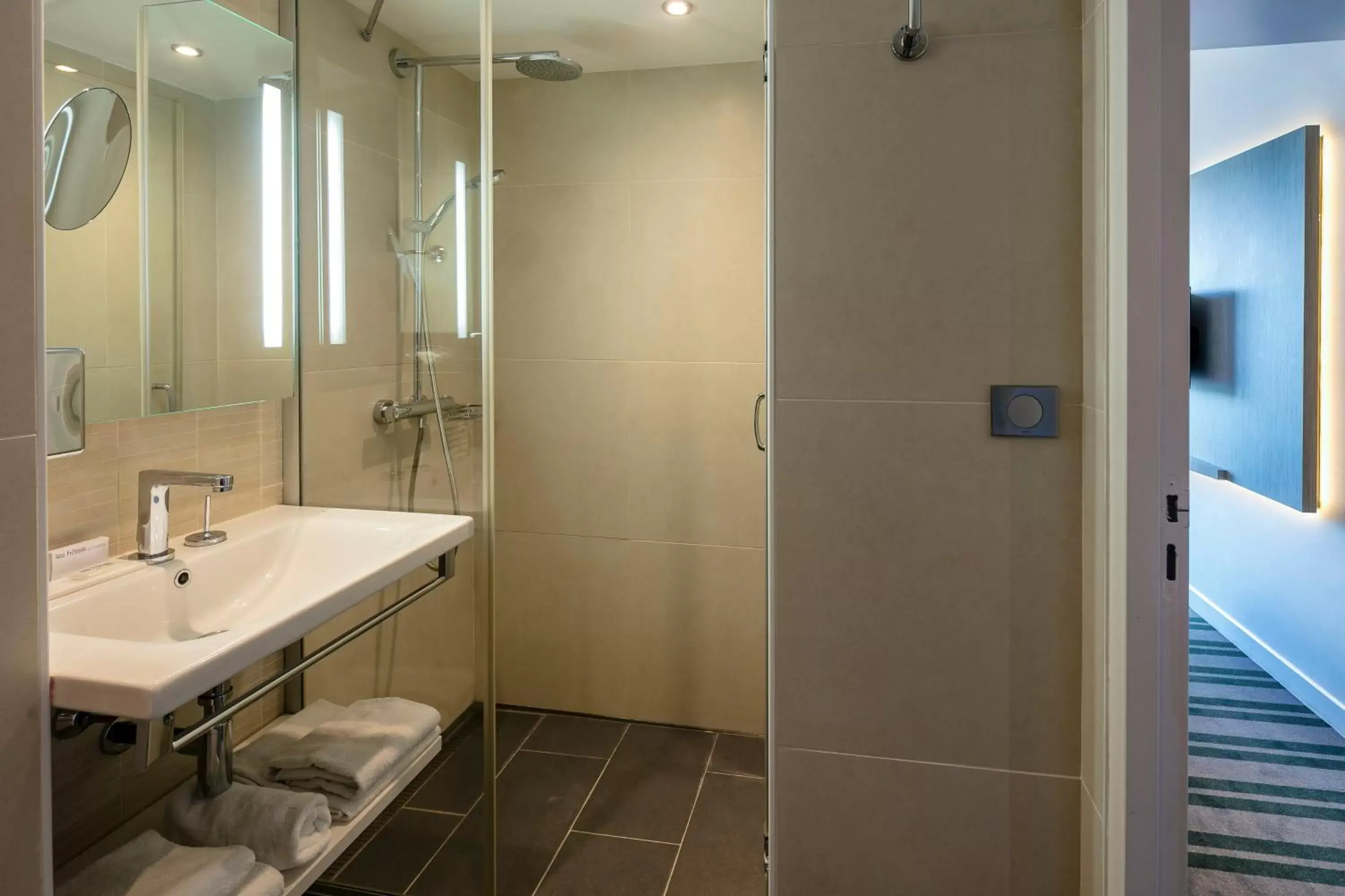 Shower, Bathroom in Thalazur Cabourg - Hôtel & Spa