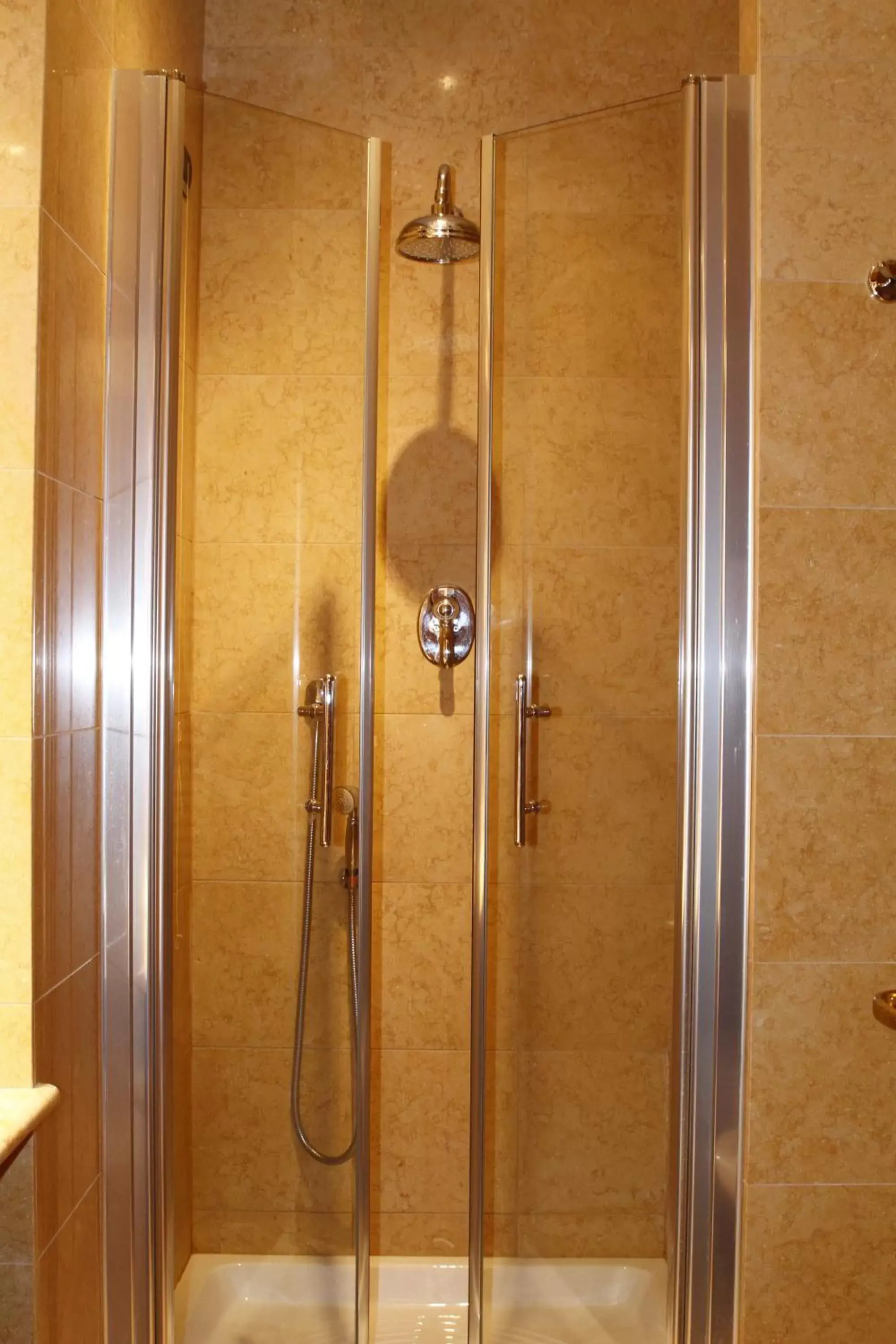 Shower, Bathroom in Hotel Villa Pinciana