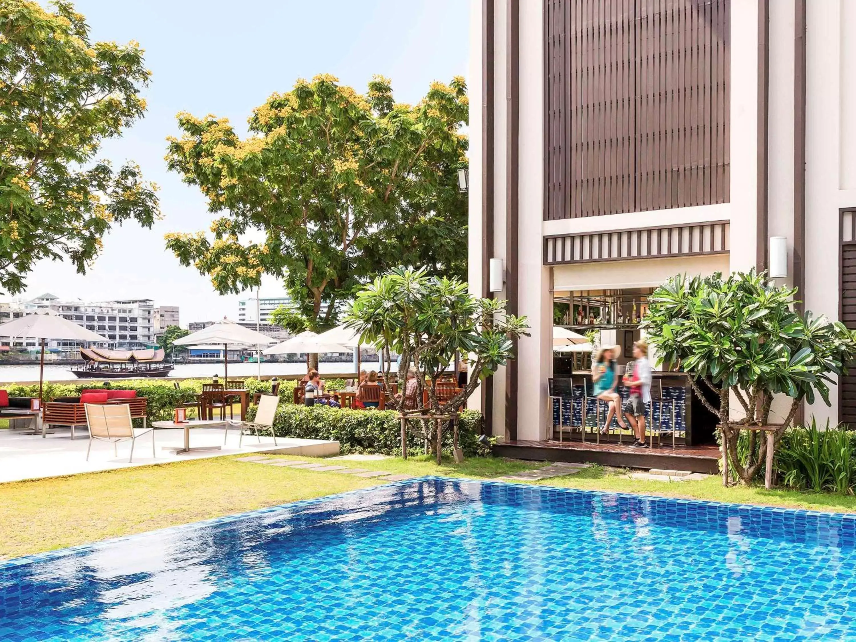 Lounge or bar, Swimming Pool in Ibis Bangkok Riverside