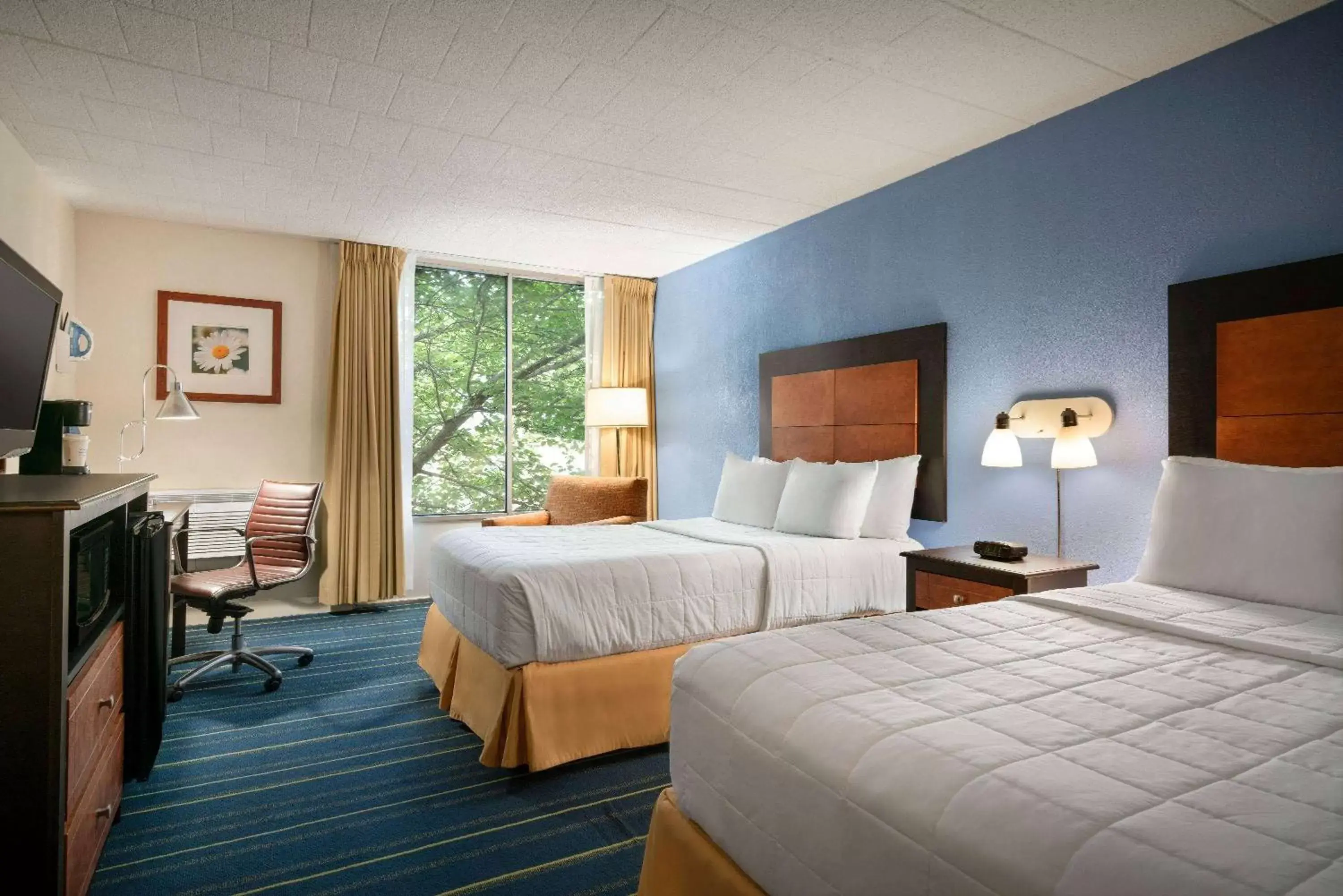 Bed in Days Hotel by Wyndham Allentown Airport / Lehigh Valley