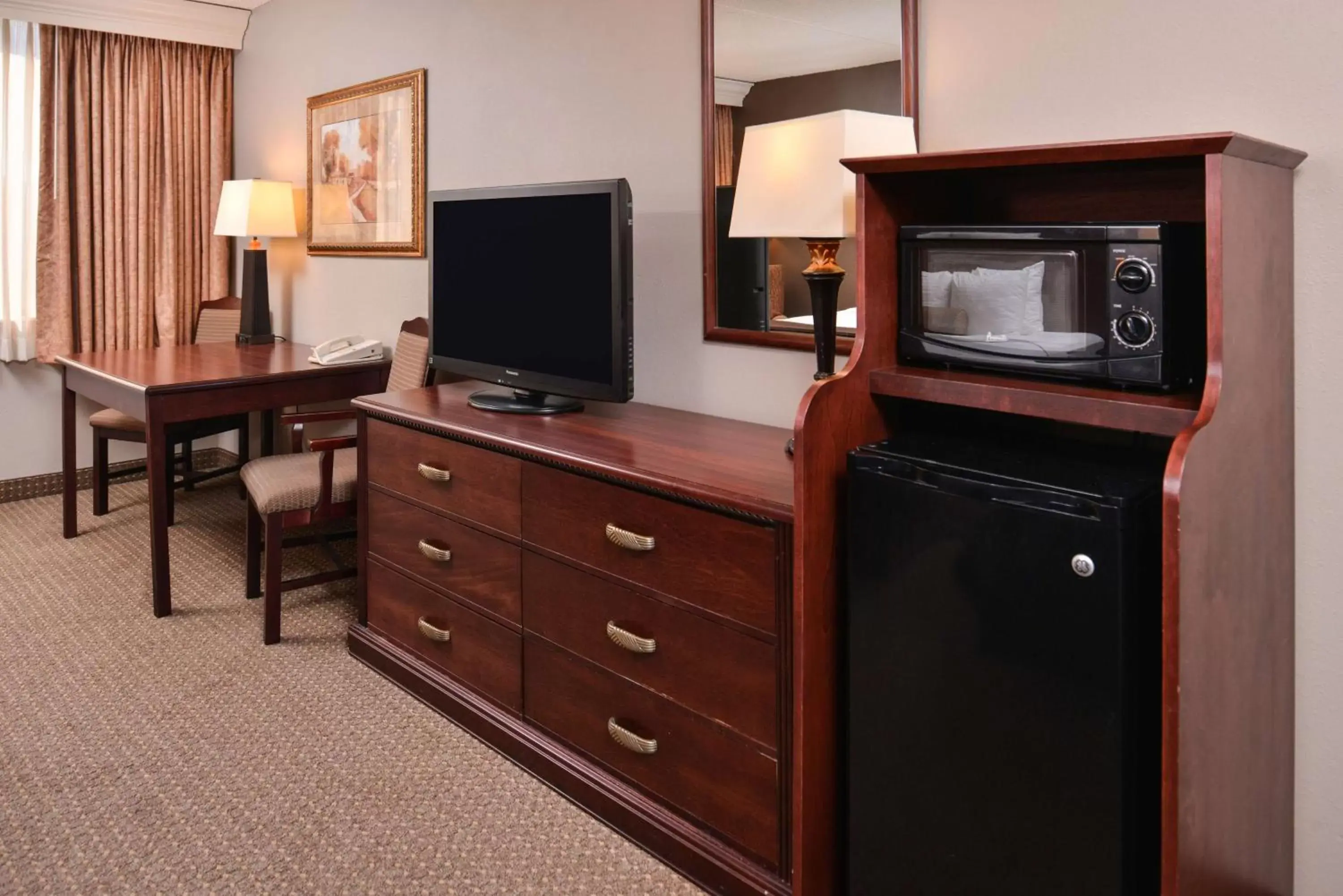 Photo of the whole room, TV/Entertainment Center in Best Western Plus Kelly Inn