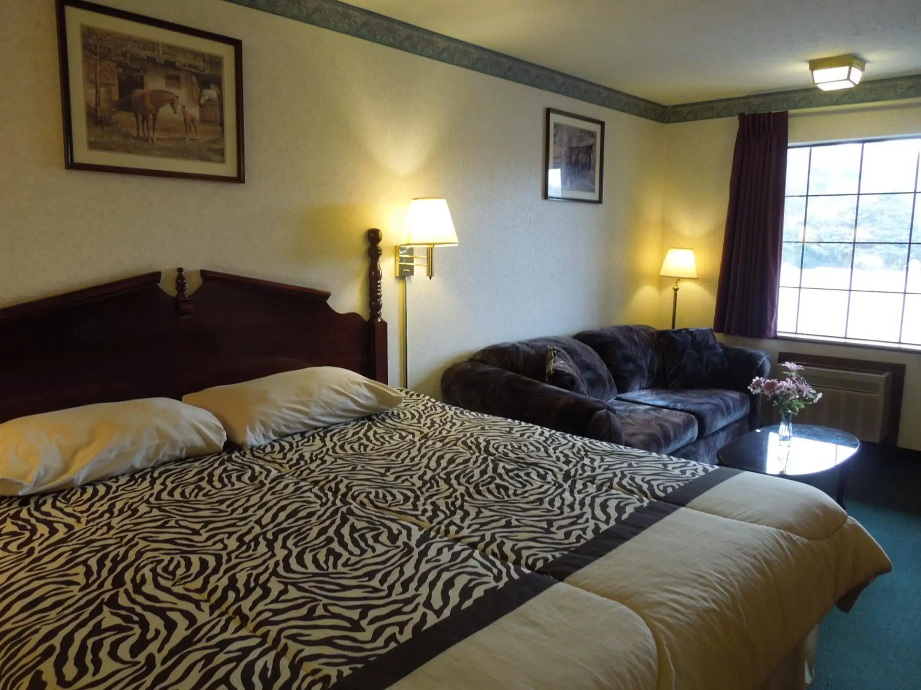 Photo of the whole room, Bed in Americas Inn Bardstown