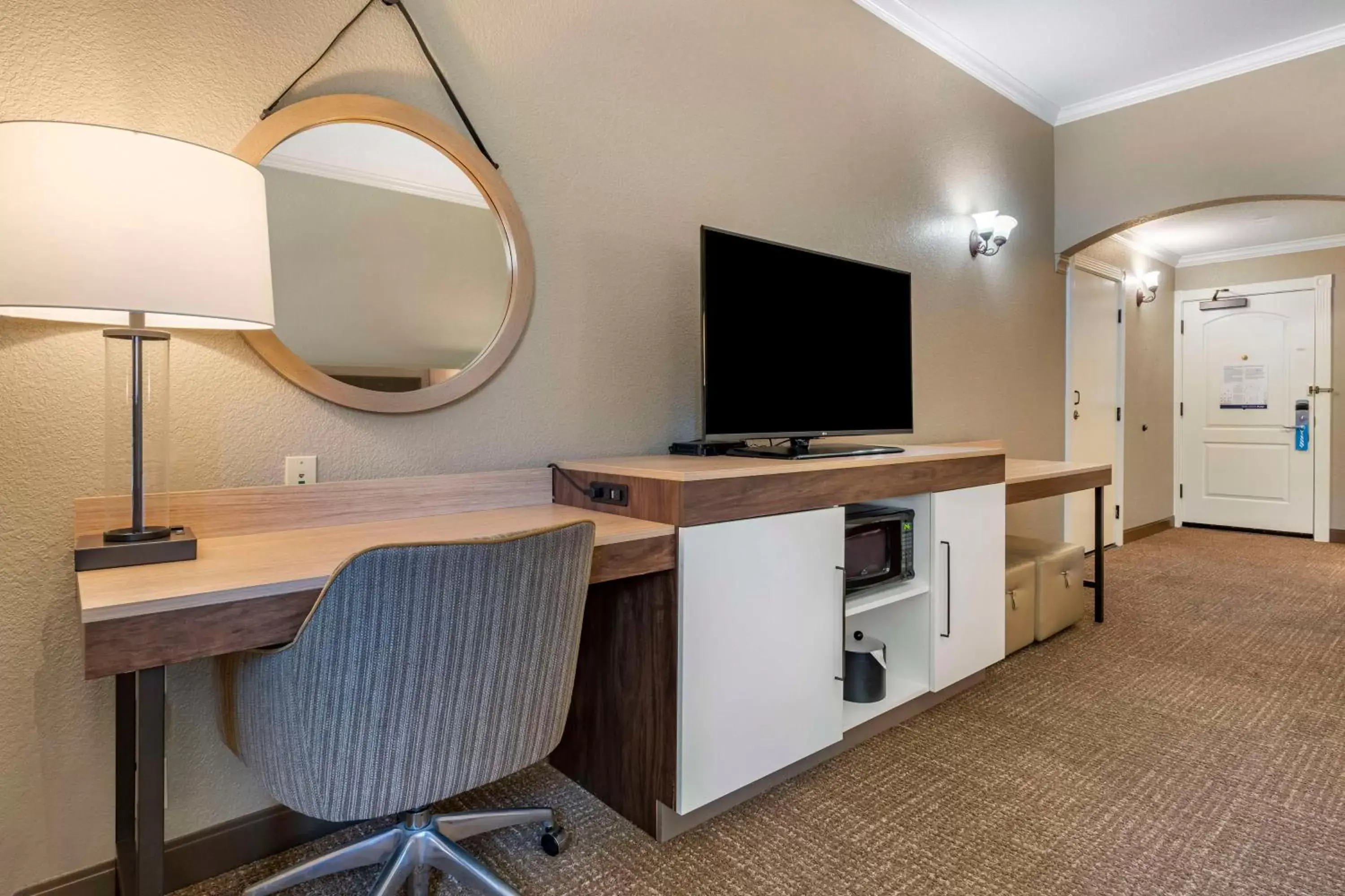 Bedroom, TV/Entertainment Center in Hampton Inn Ukiah