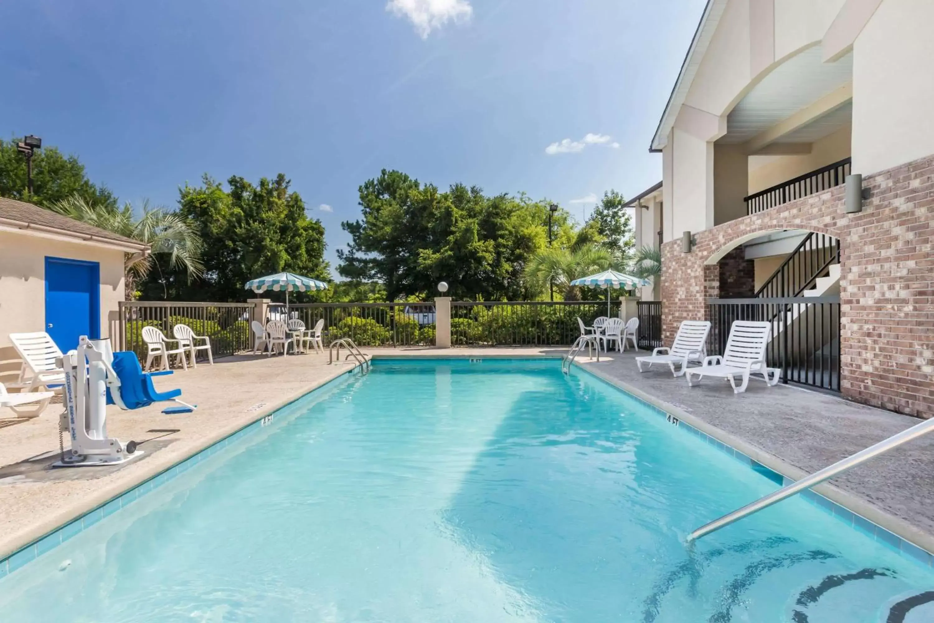 Pool view in Howard Johnson by Wyndham Savannah GA Pool view in Howard Johnson by Wyndham Savannah GA