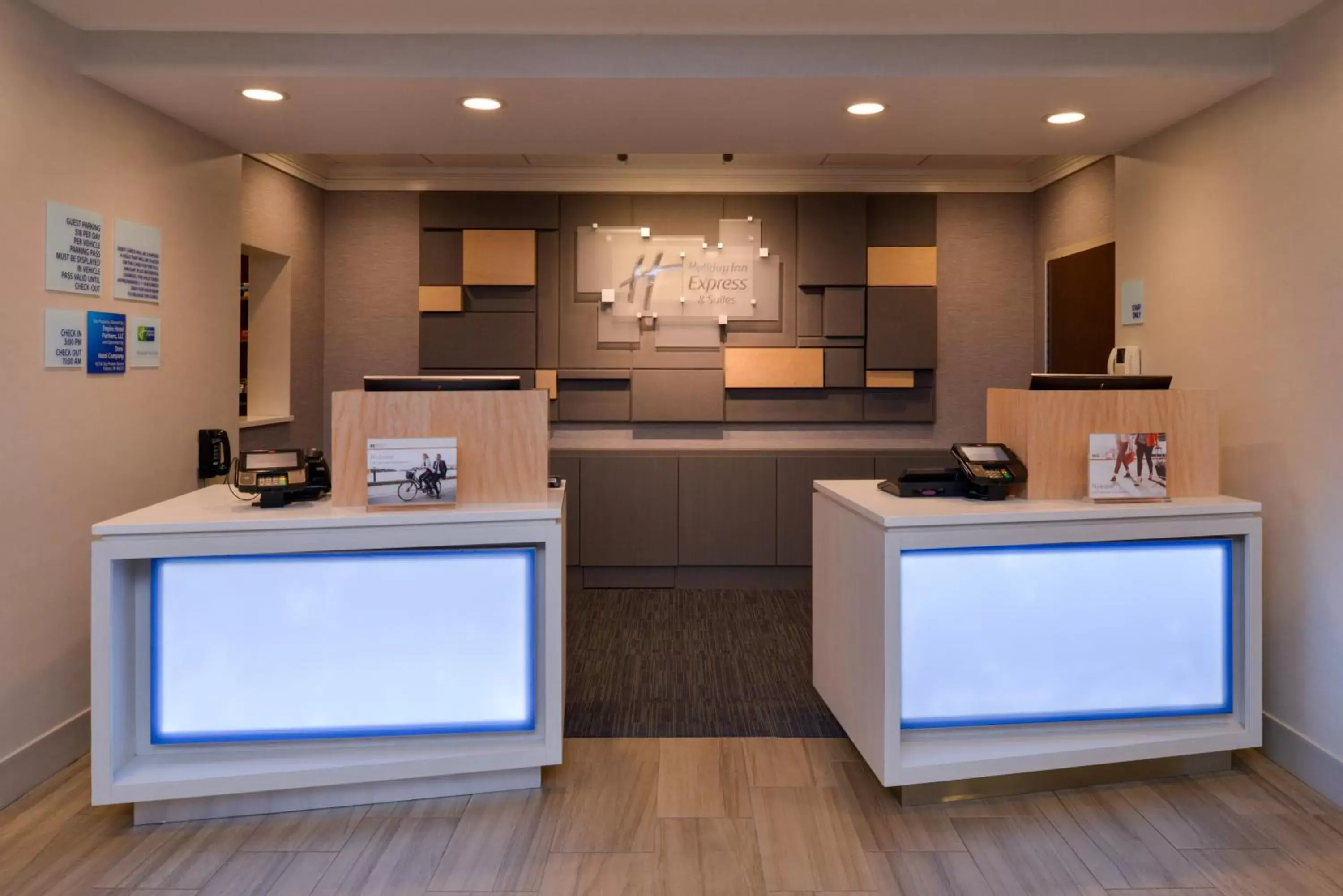 Property building, Kitchen/Kitchenette in Holiday Inn Express Hotel & Suites Indianapolis Dtn-Conv Ctr, an IHG Hotel