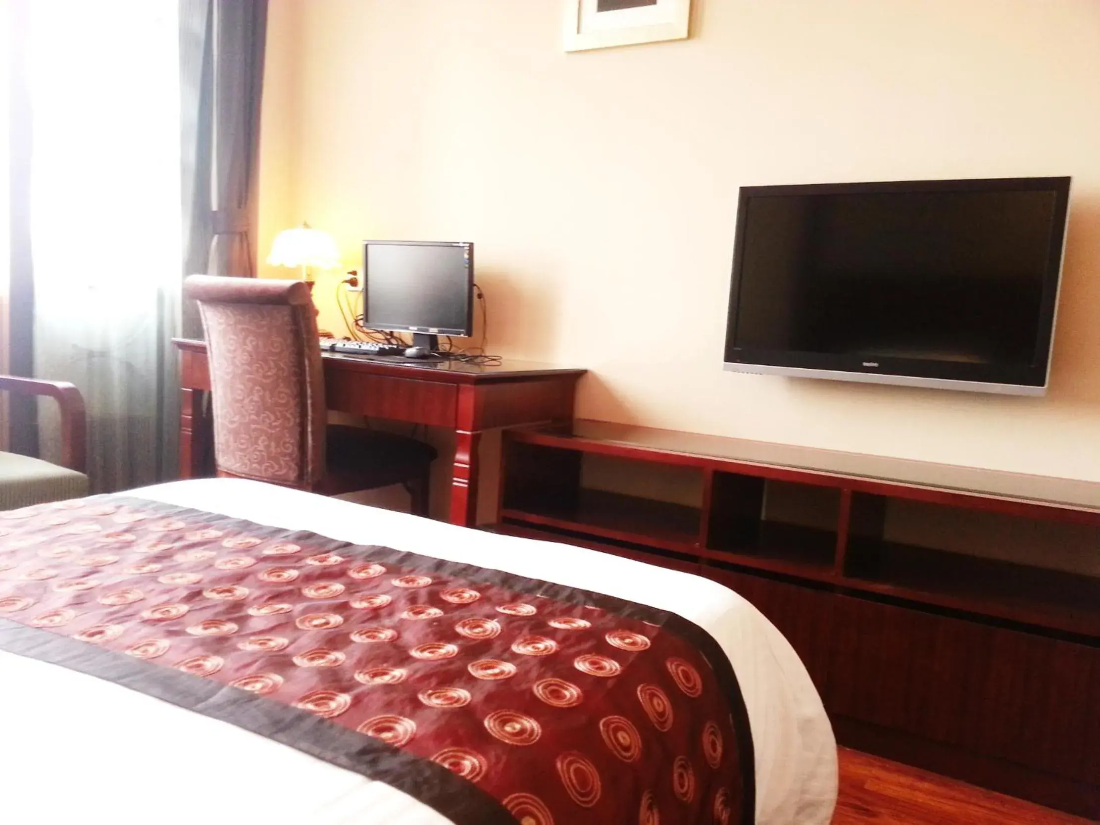 Bed, TV/Entertainment Center in Seventh Heaven Hotel