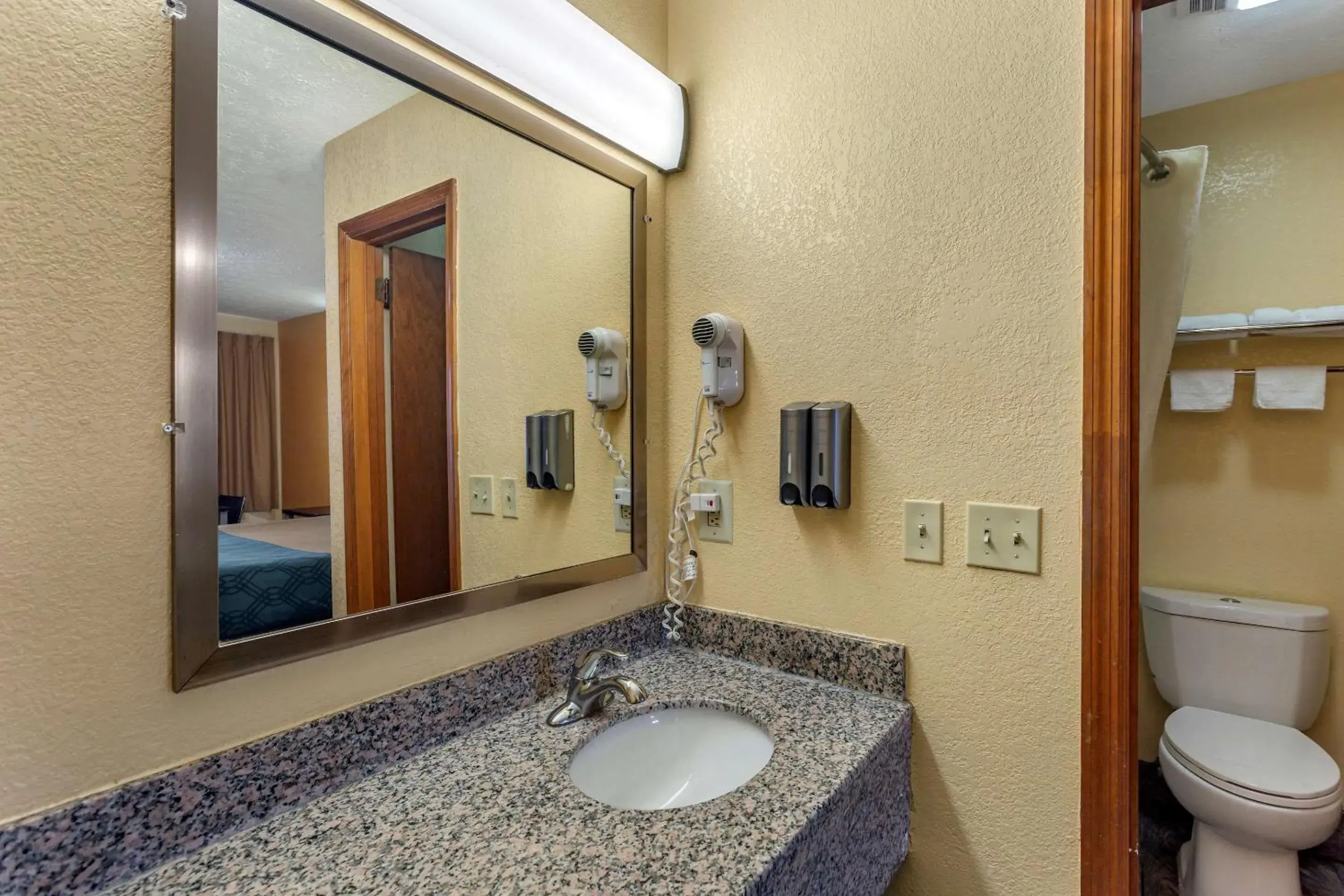 Photo of the whole room, Bathroom in Econo Lodge Nashville North - Opryland