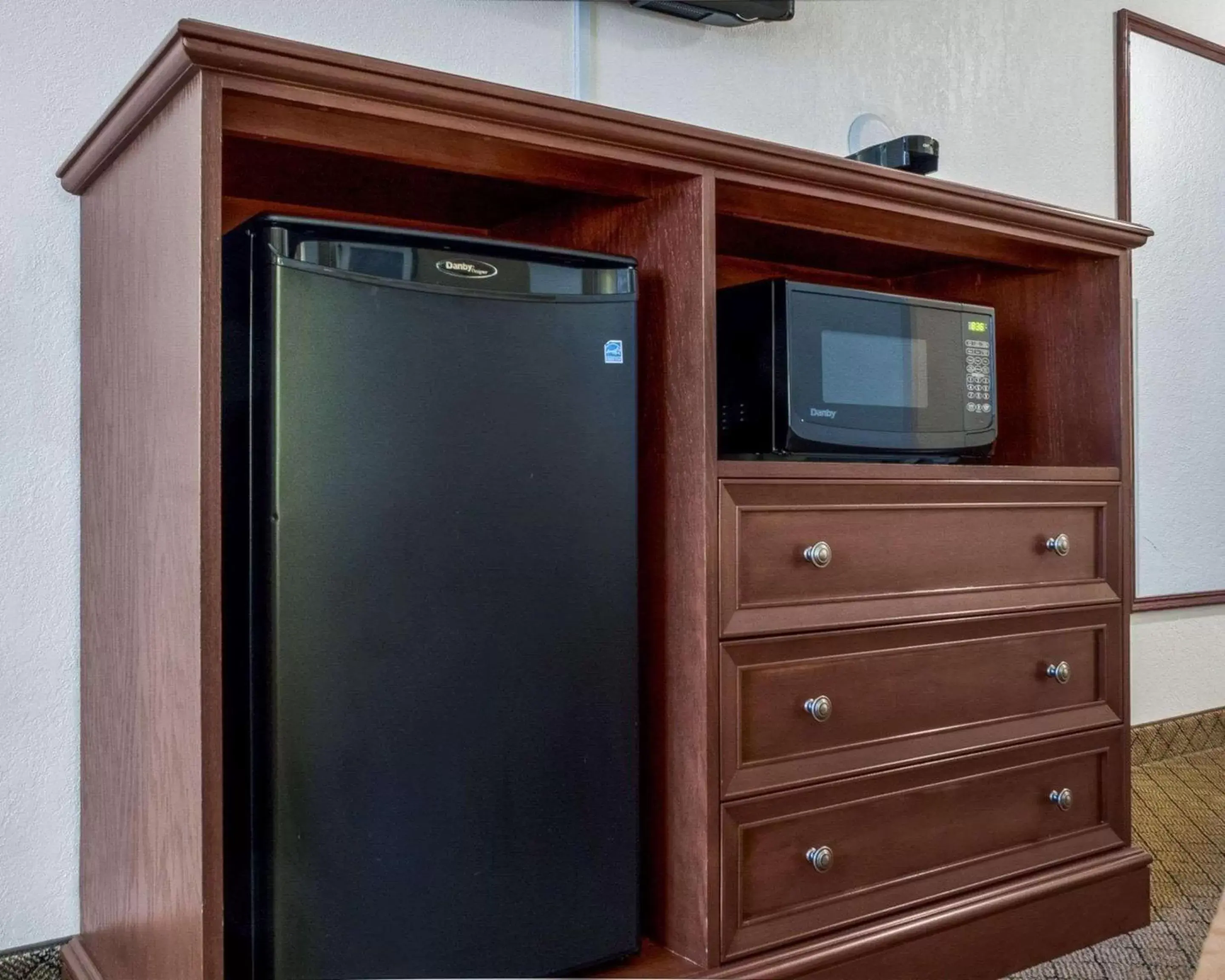 Photo of the whole room, TV/Entertainment Center in Quality Inn Oacoma