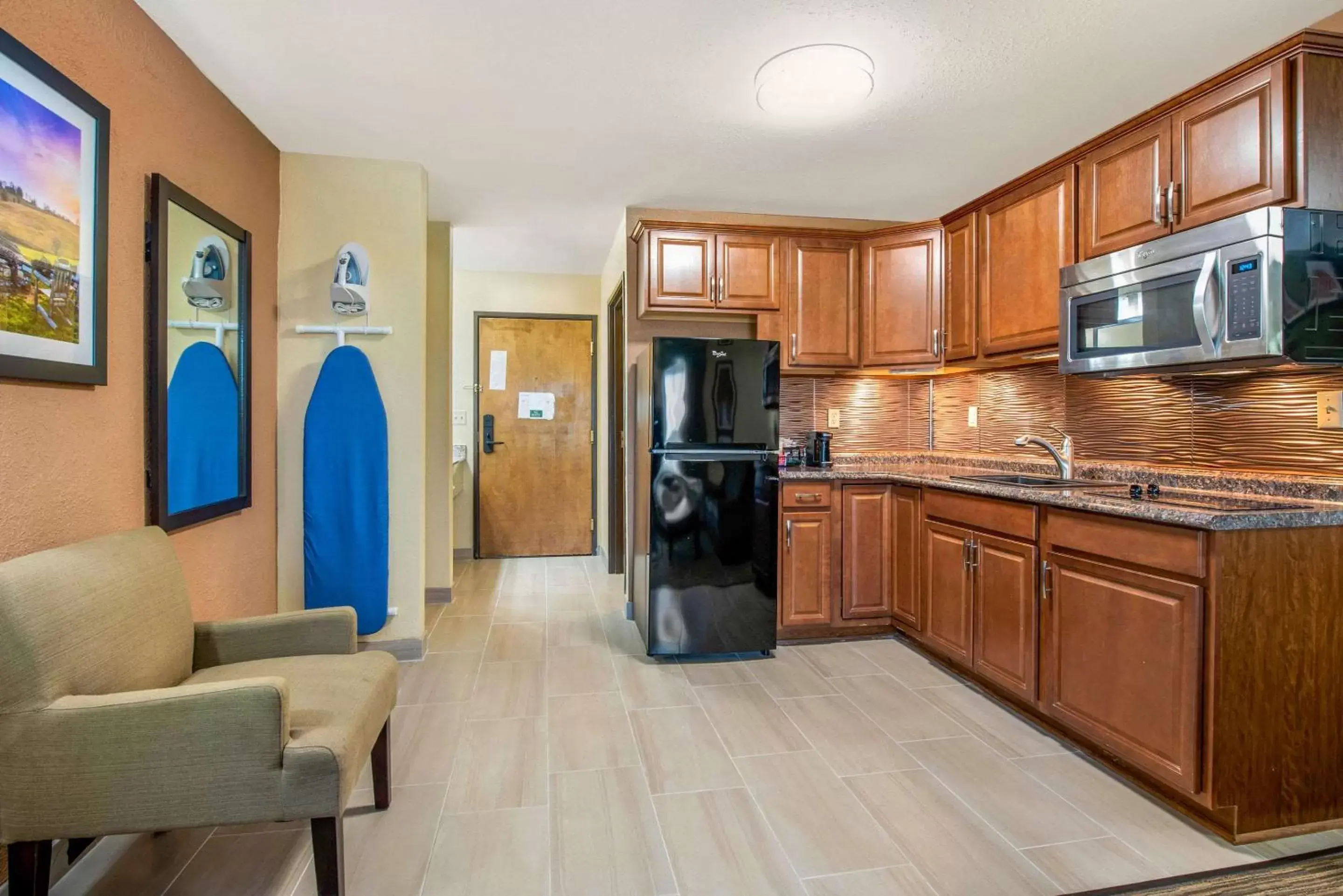 Bedroom, Kitchen/Kitchenette in Quality Inn & Suites