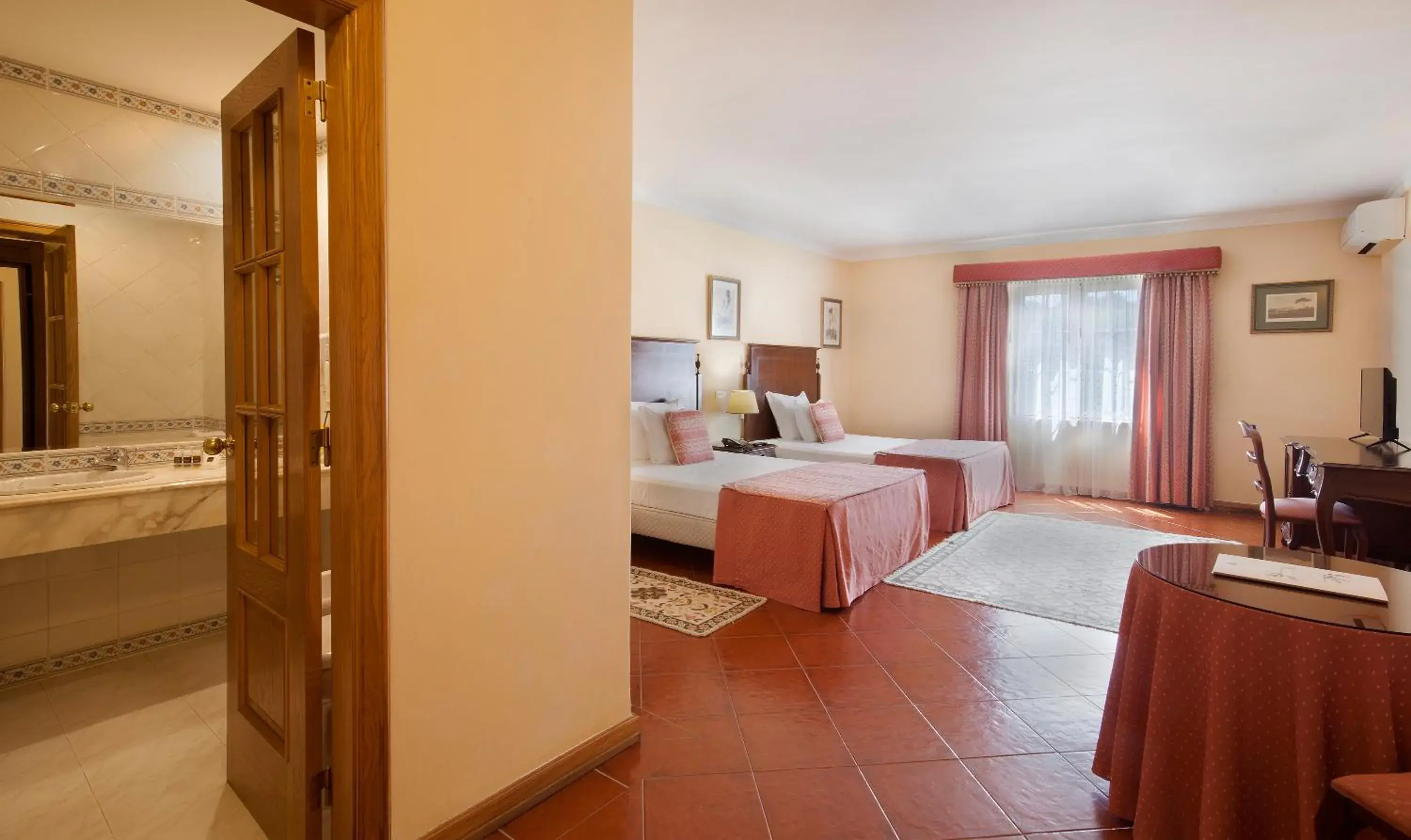 Bed in Hotel Club d'Azeitao