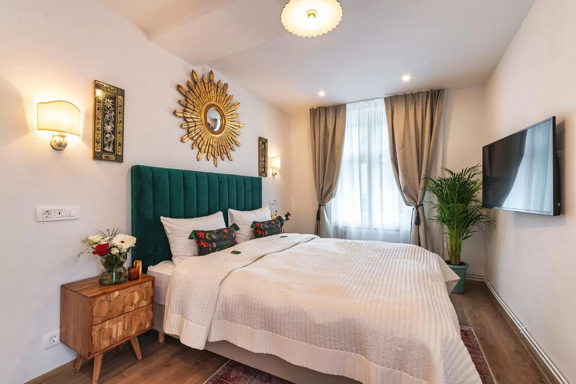 Bed in Nikolas Haus Premium Historic Center Stay & Free Parking