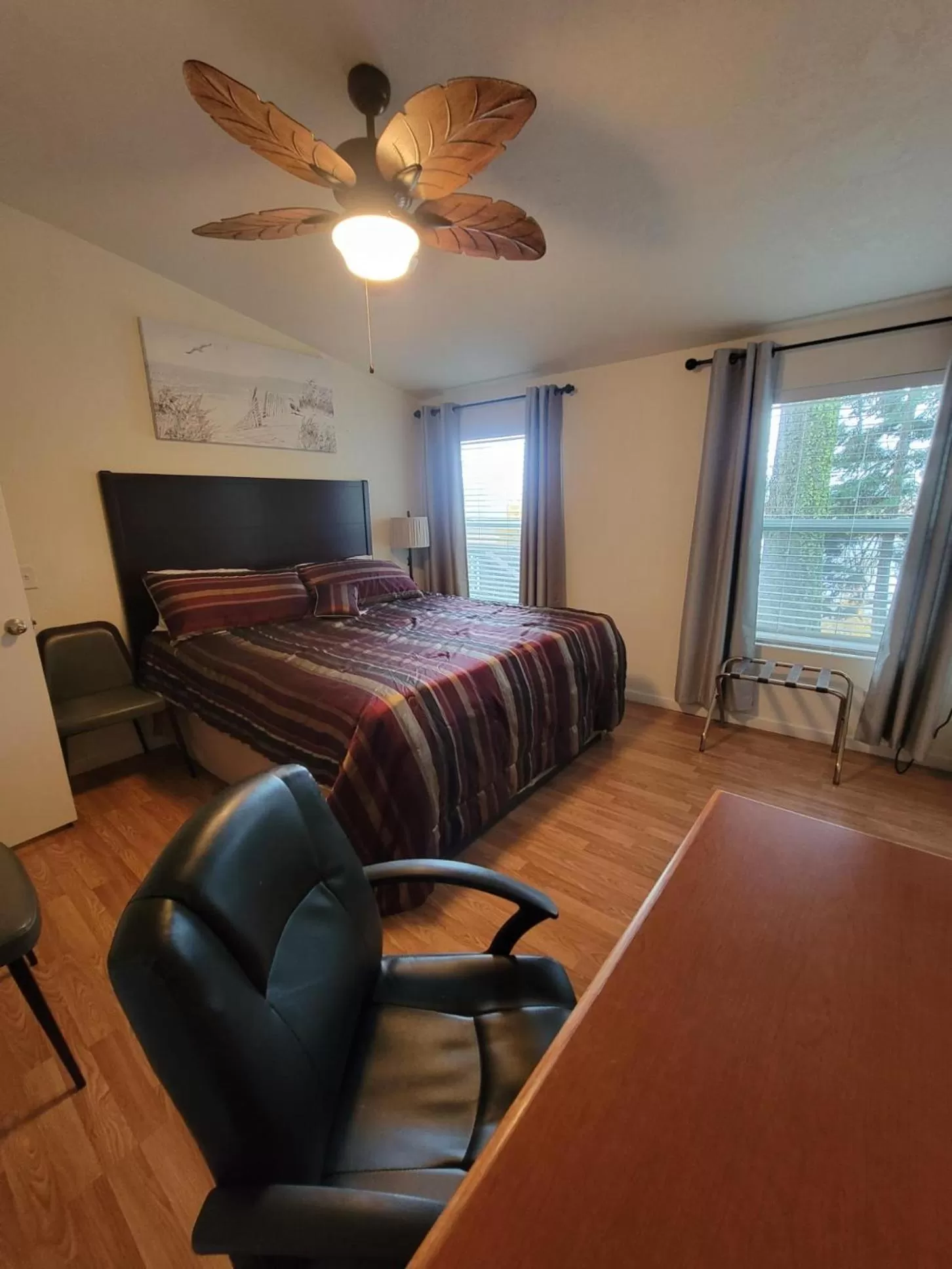 Bed in Crater Lake Gateway-Rocky Point Resort