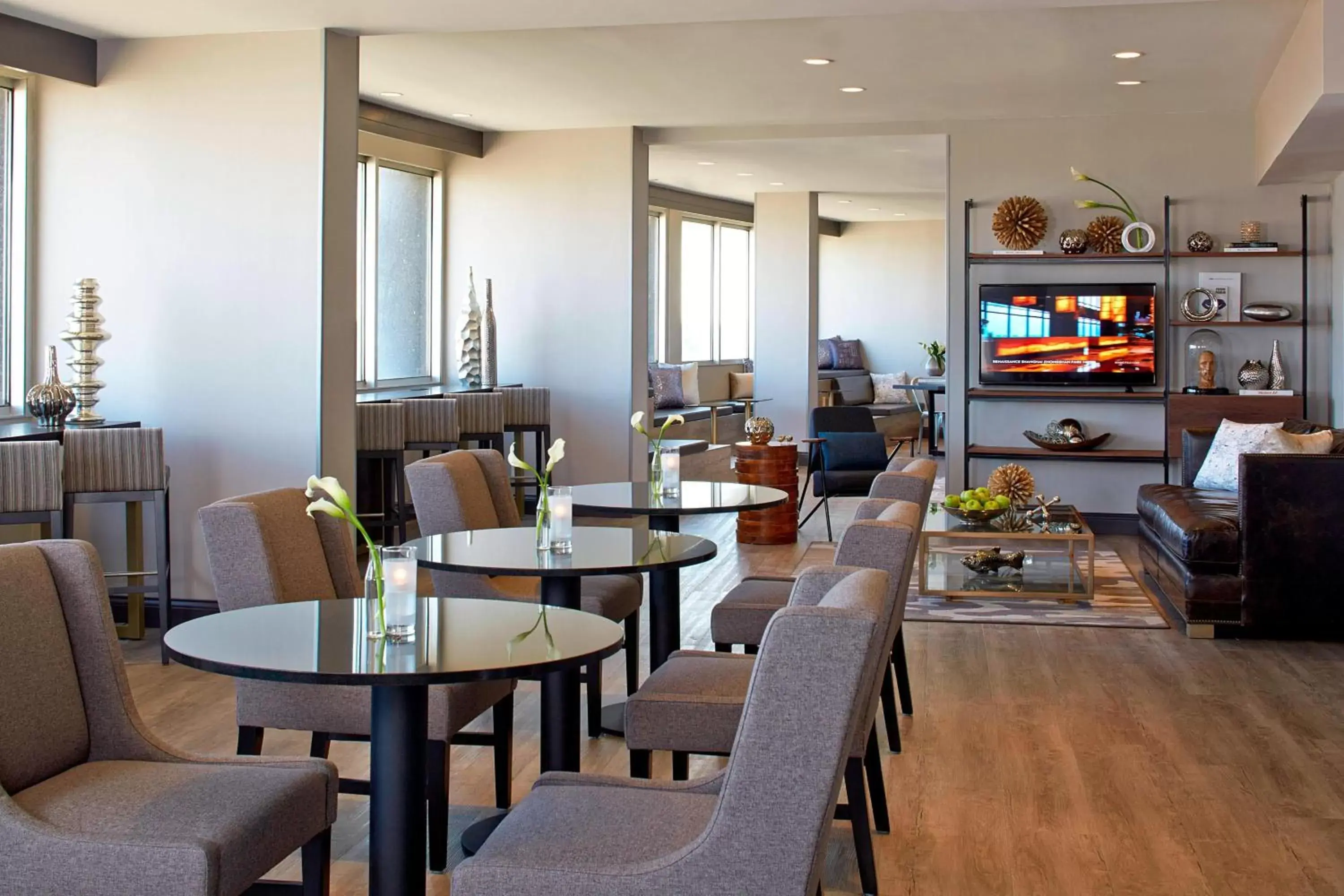 Lounge or bar, Restaurant/Places to Eat in Renaissance St. Louis Airport Hotel