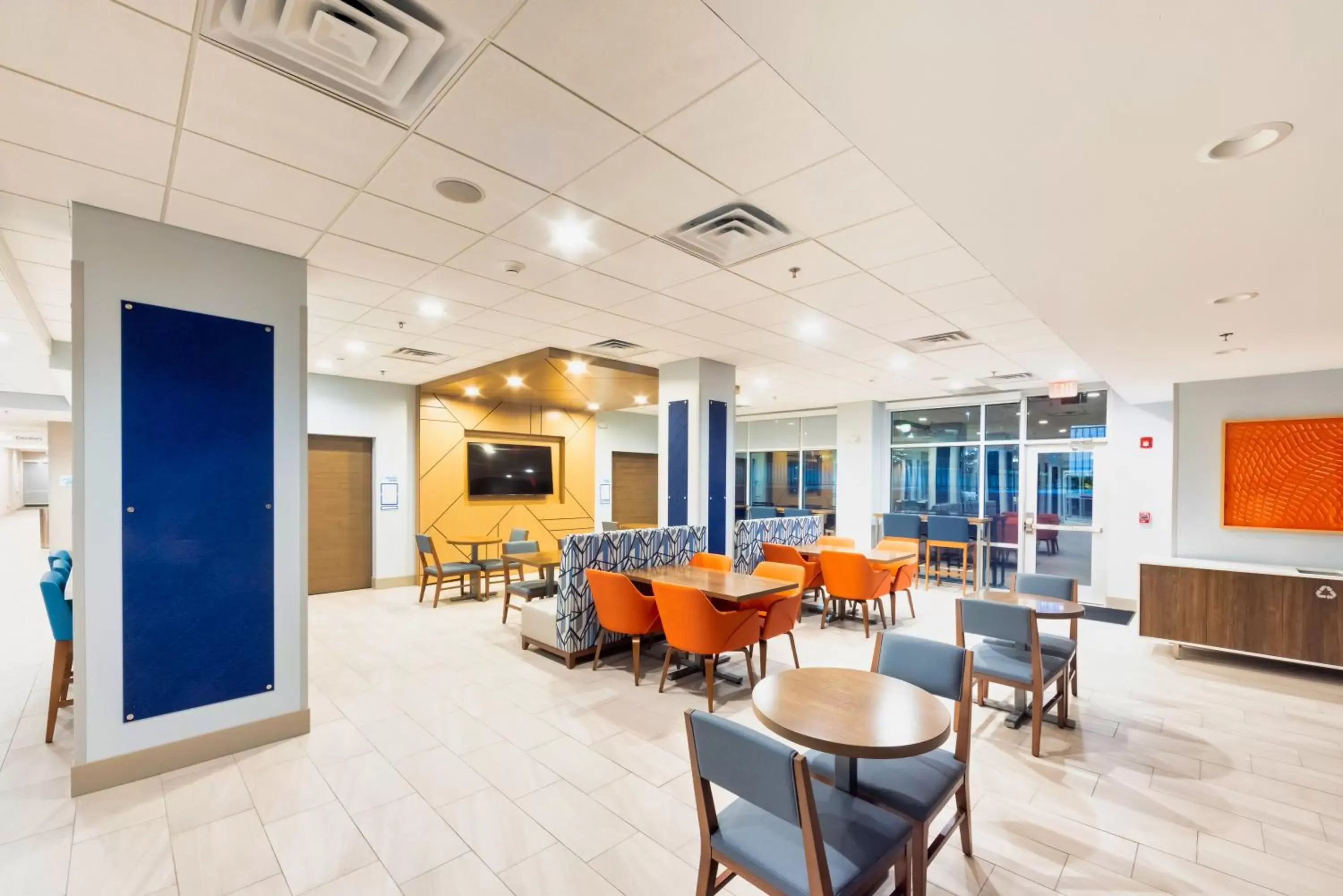 Breakfast, Restaurant/Places to Eat in Holiday Inn Express & Suites - Harrisonburg University Area , an IHG Hotel