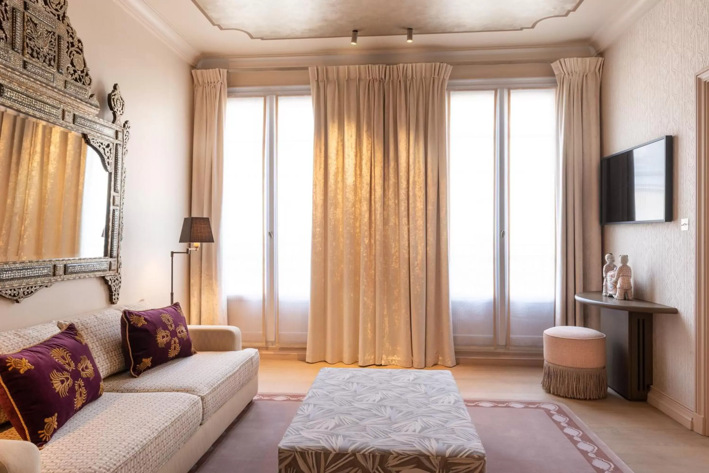 Living room, Bed in Hotel de Montesquieu