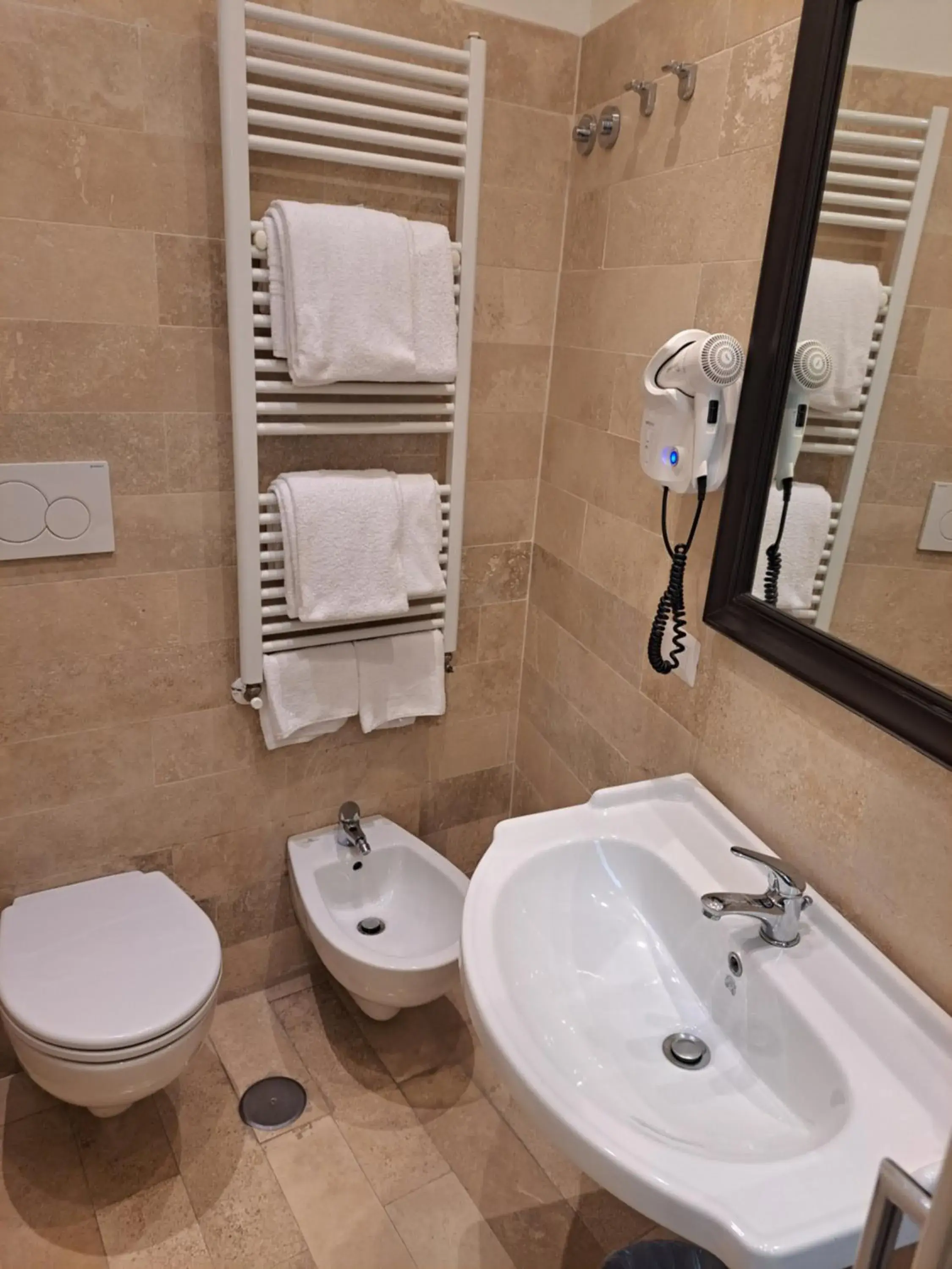 Shower, Bathroom in Hotel dei Quiriti Suite