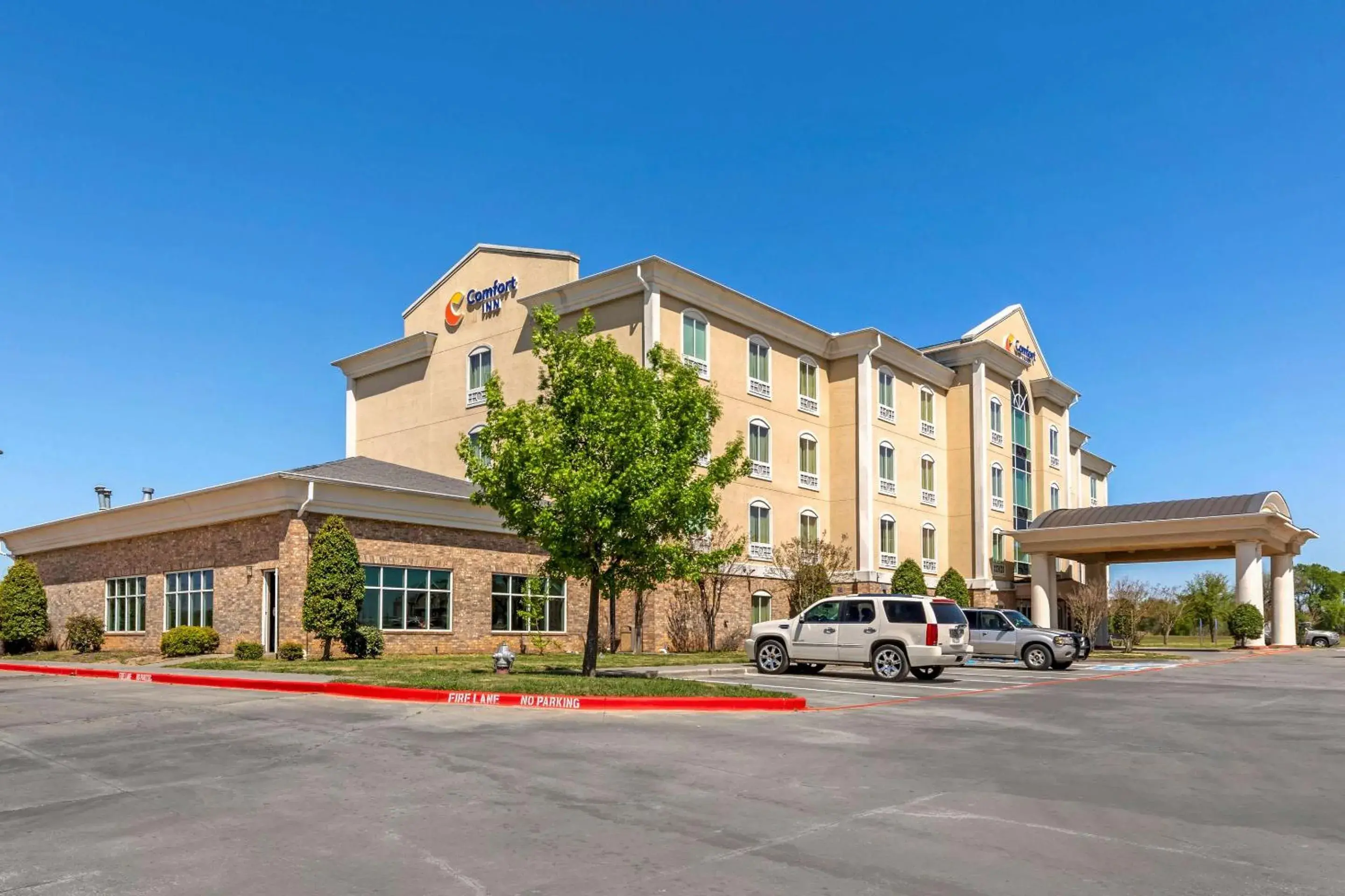 Property Building in Comfort Inn & Suites Denison - Lake Texoma Property Building in Comfort Inn & Suites Denison - Lake Texoma